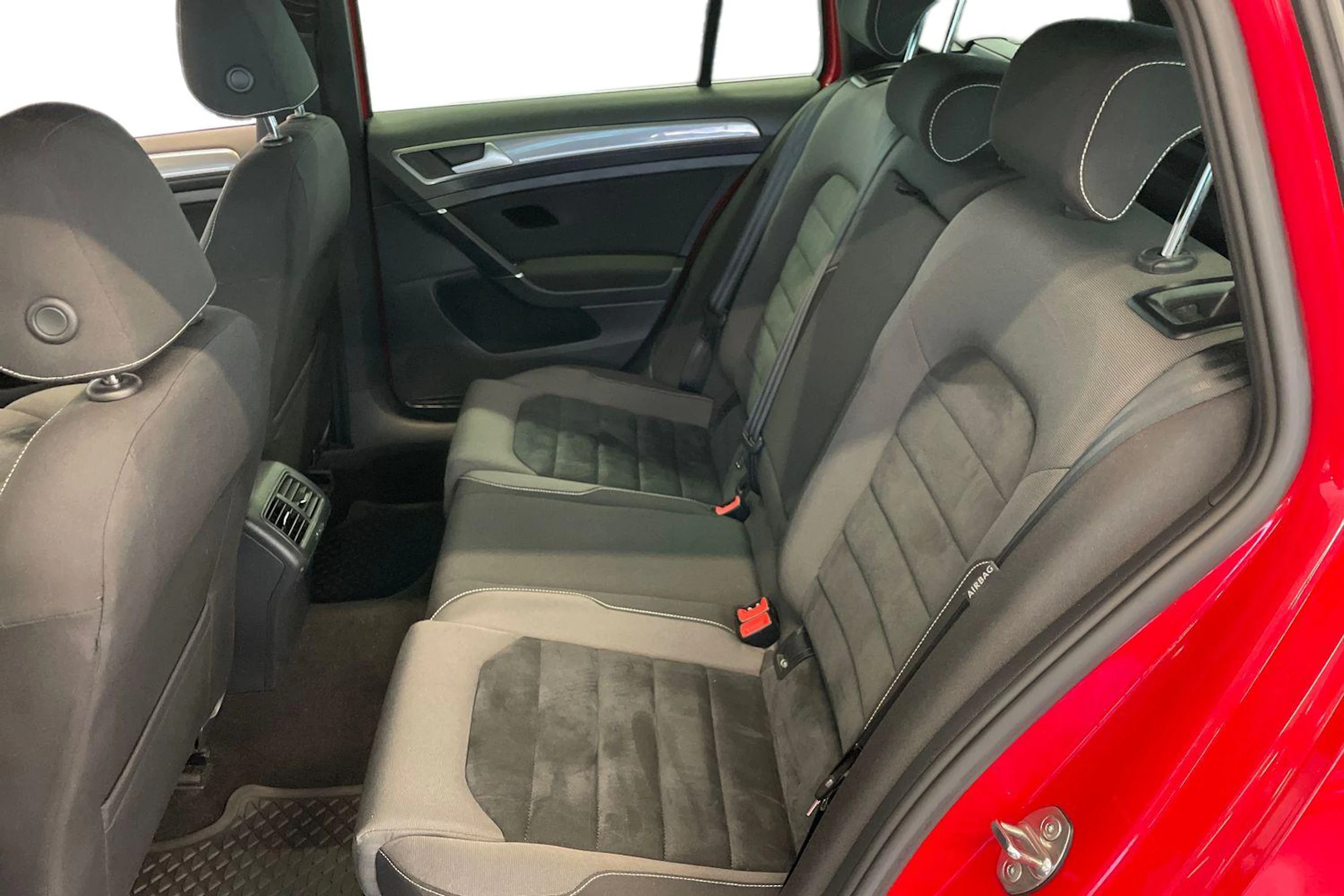 Punainen Volkswagen GOLF 2016 kuva 8.