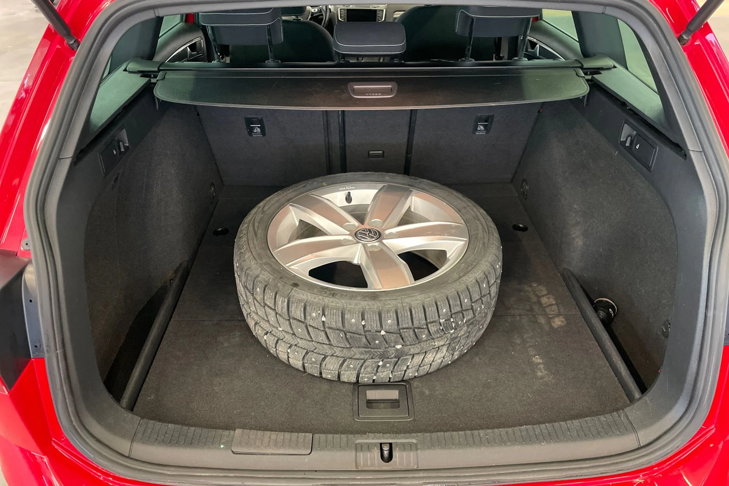 Punainen Volkswagen GOLF 2016 kuva 11.