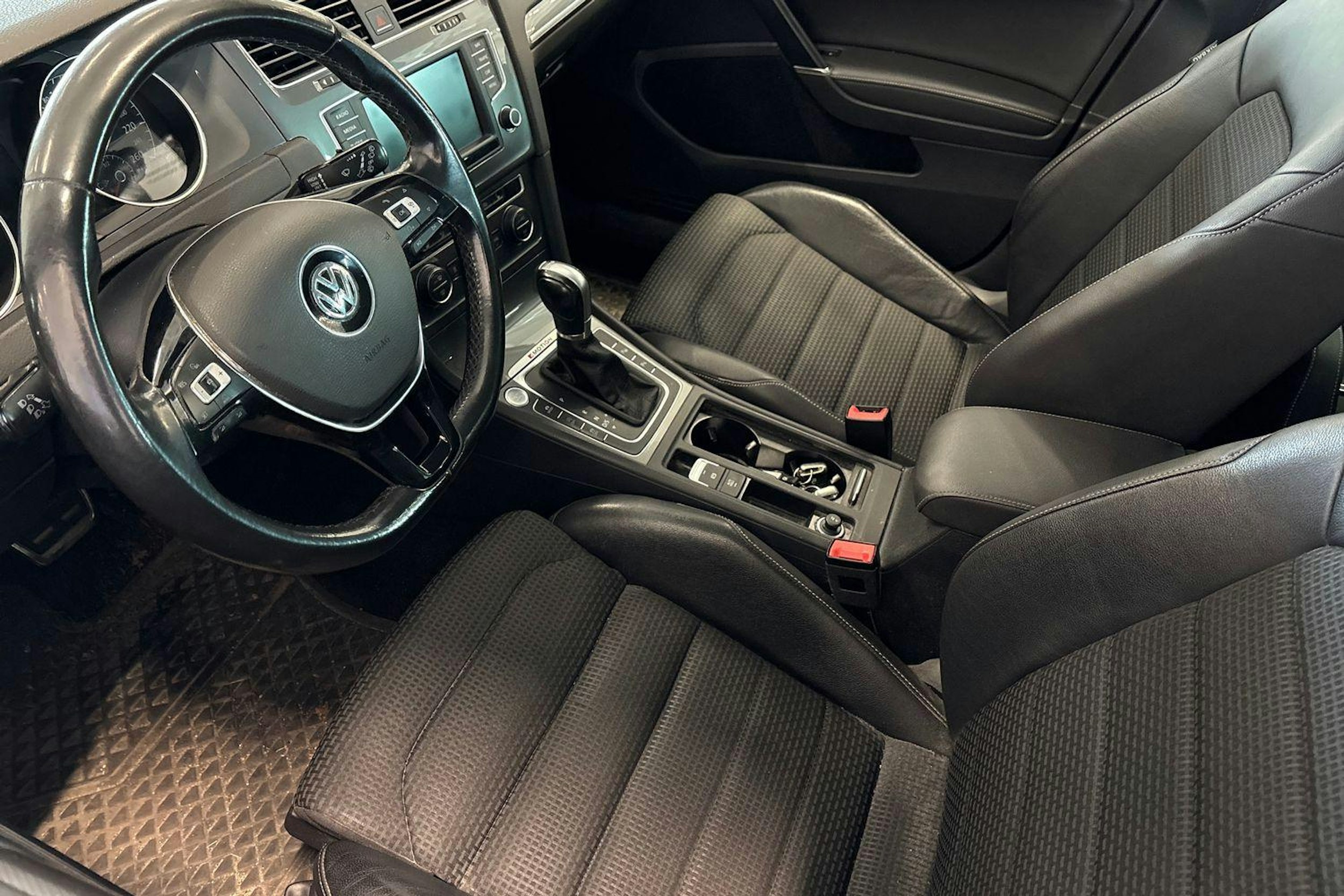 harmaa Volkswagen Golf 2016 kuva 3.