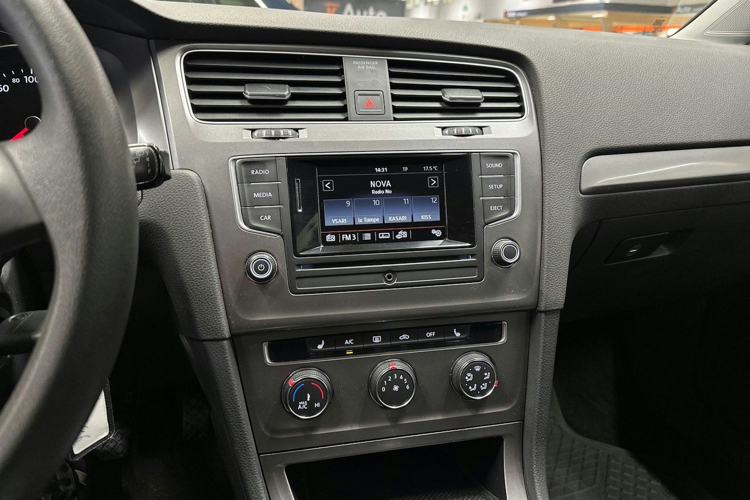 valkoinen Volkswagen Golf 2016 kuva 18.
