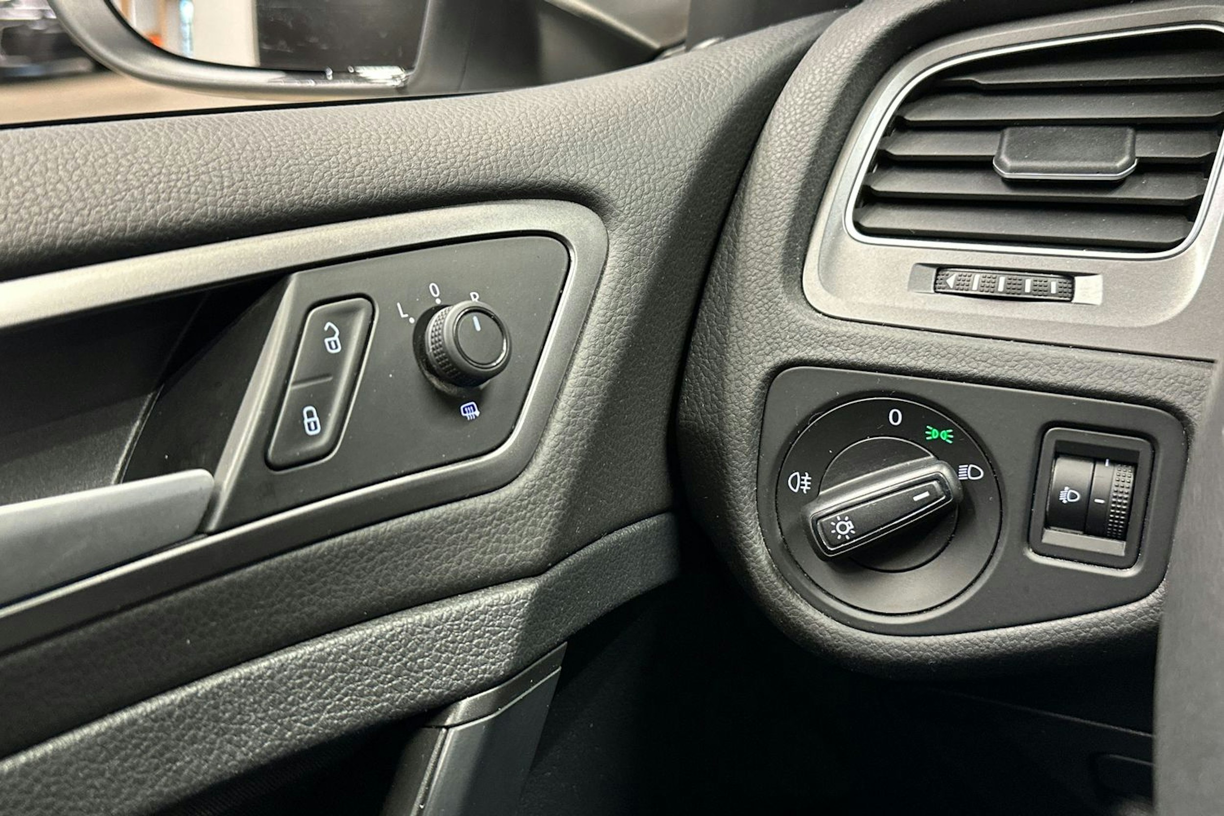 valkoinen Volkswagen Golf 2016 kuva 21.