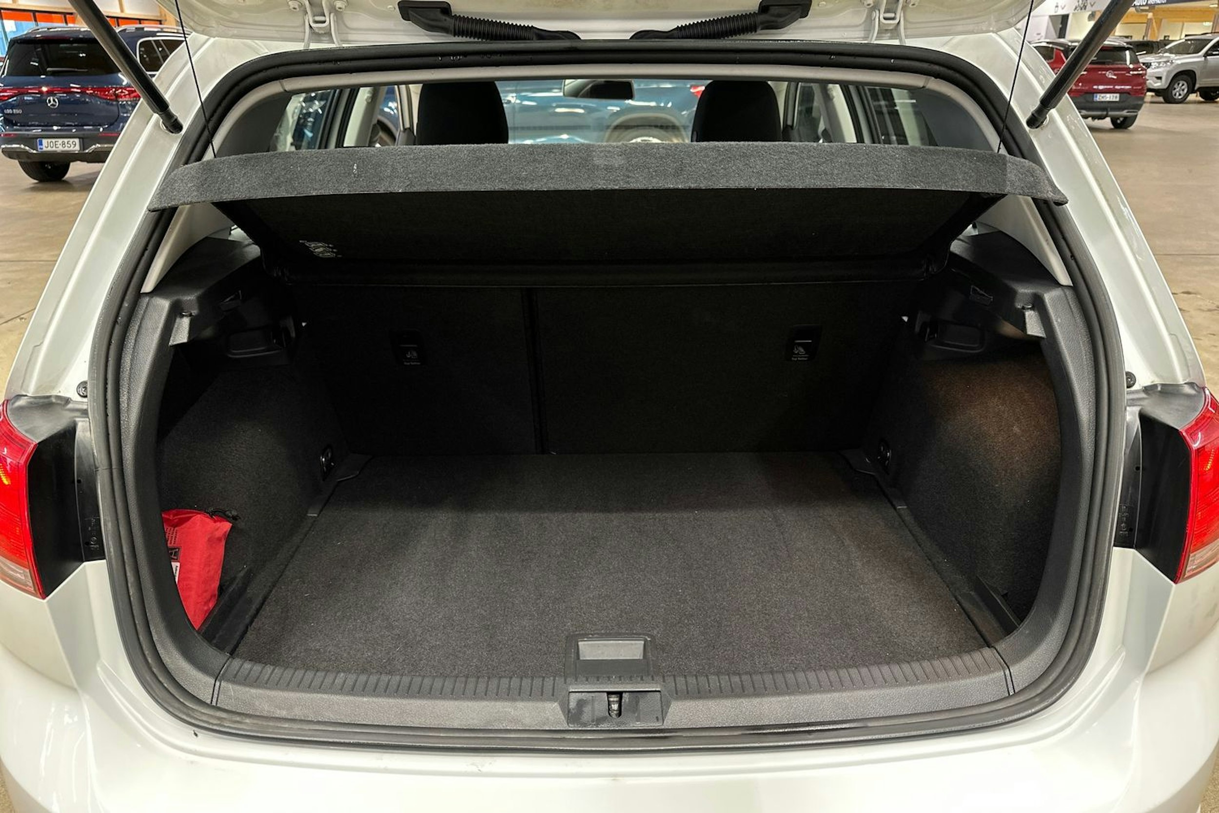 valkoinen Volkswagen Golf 2016 kuva 23.