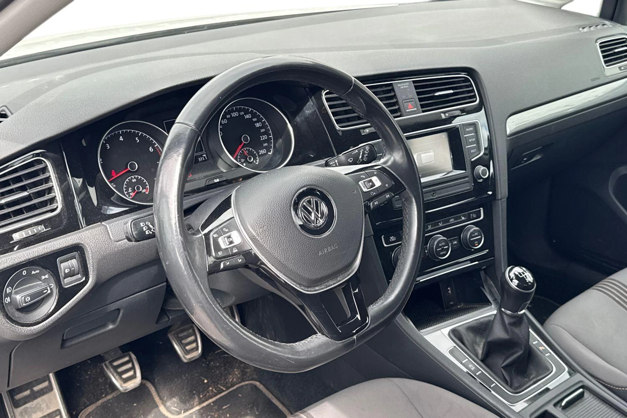 valkoinen Volkswagen Golf 2016 kuva 3.