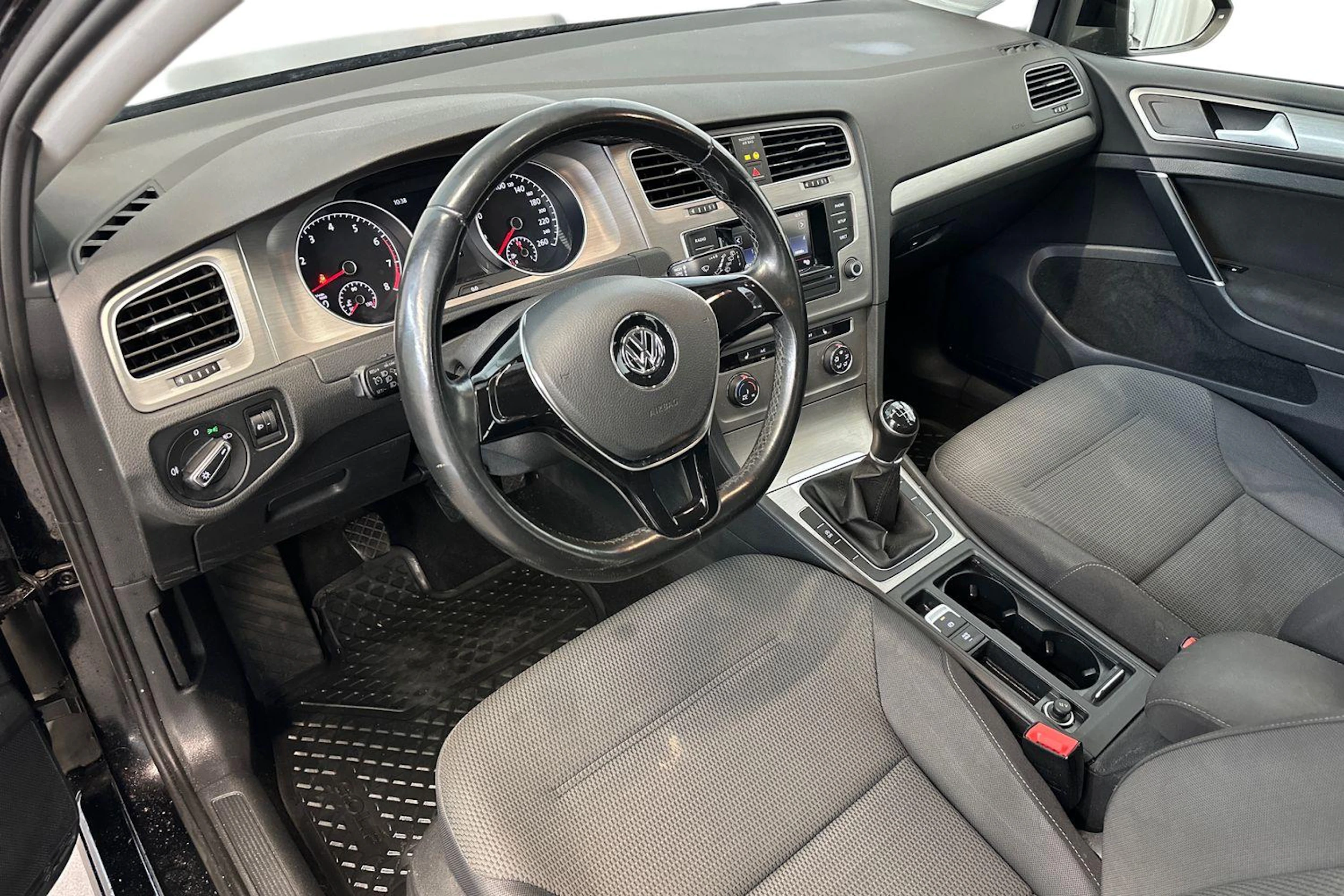 musta Volkswagen Golf 2016 kuva 8.