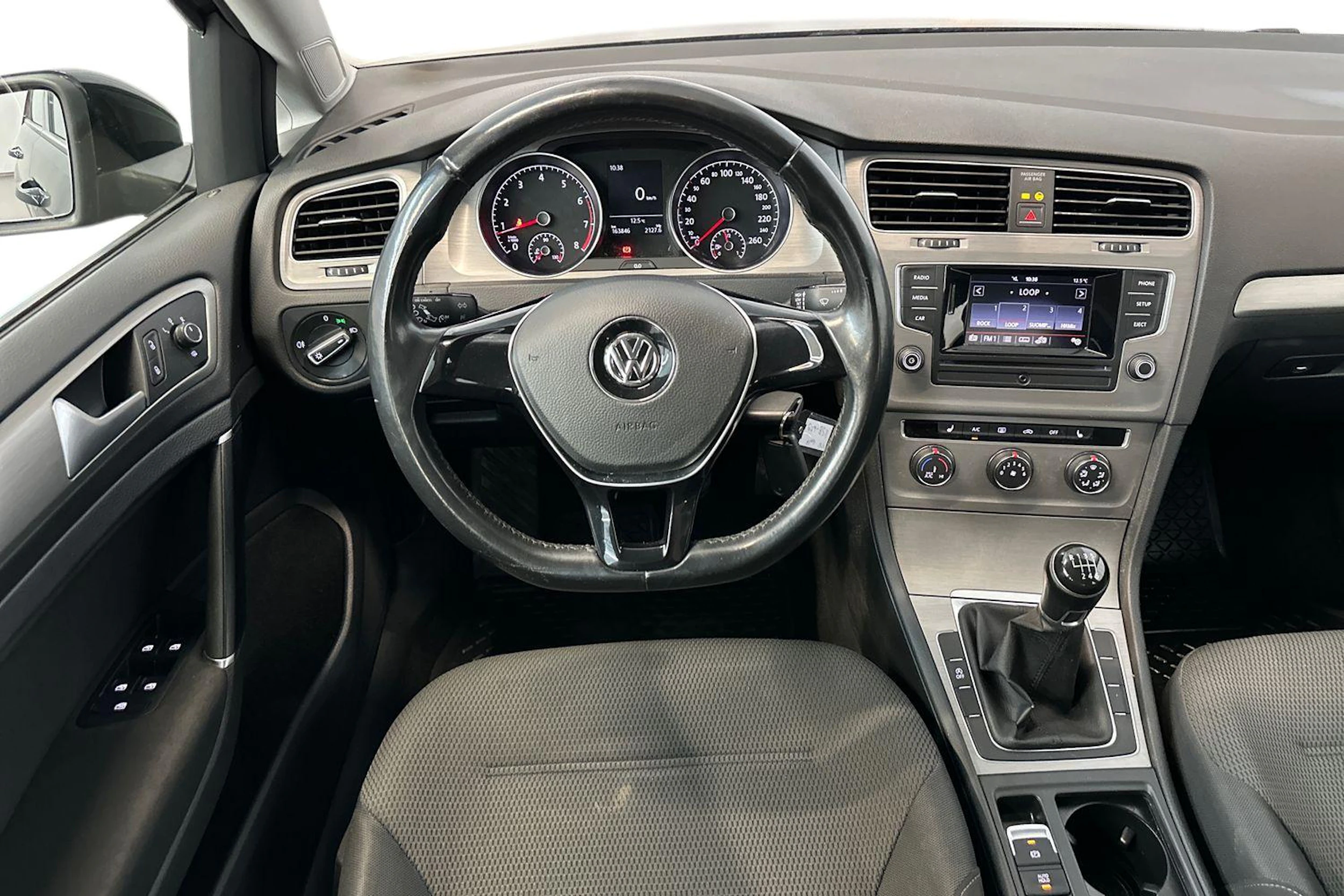 musta Volkswagen Golf 2016 kuva 9.
