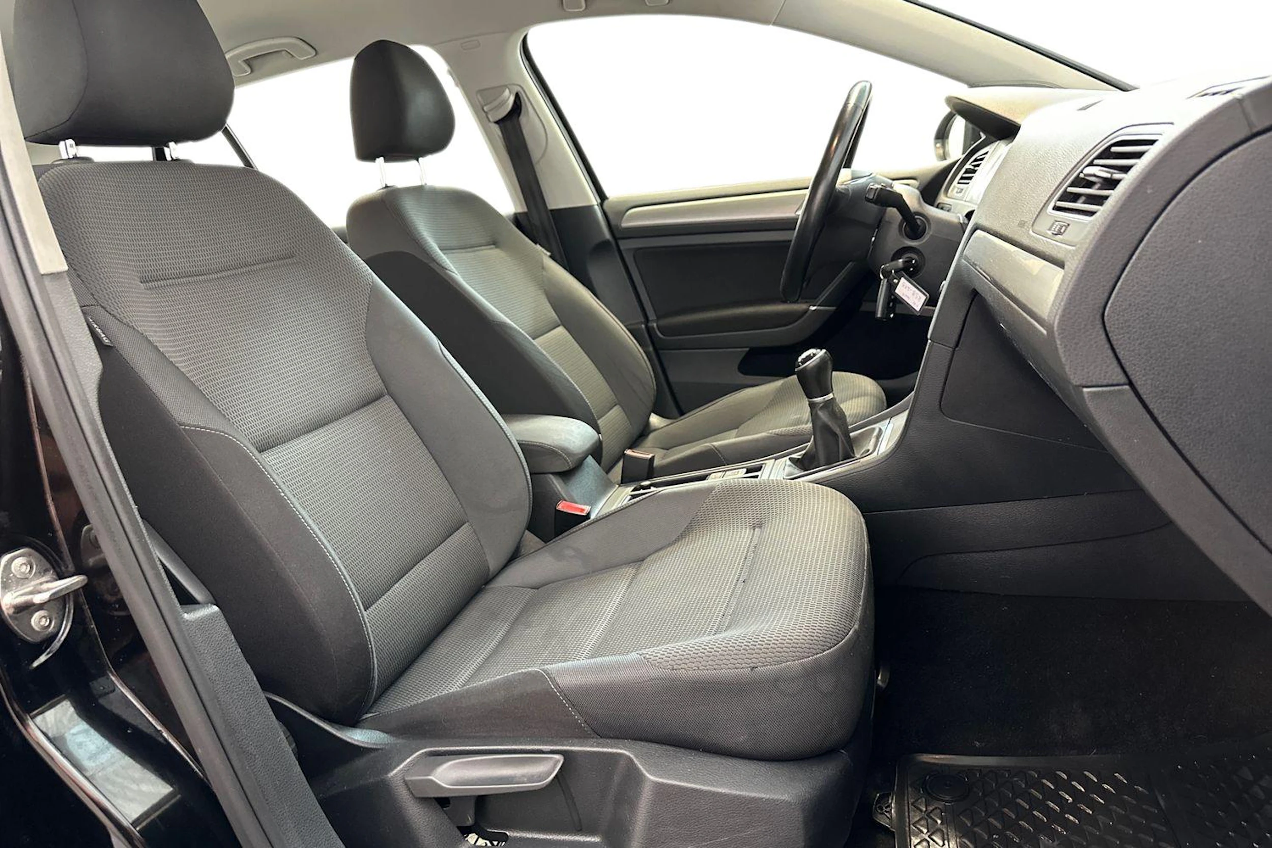 musta Volkswagen Golf 2016 kuva 11.