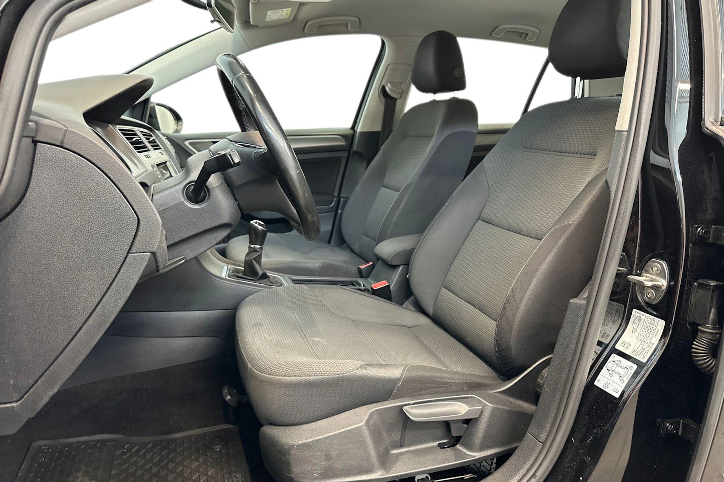 musta Volkswagen Golf 2016 kuva 12.
