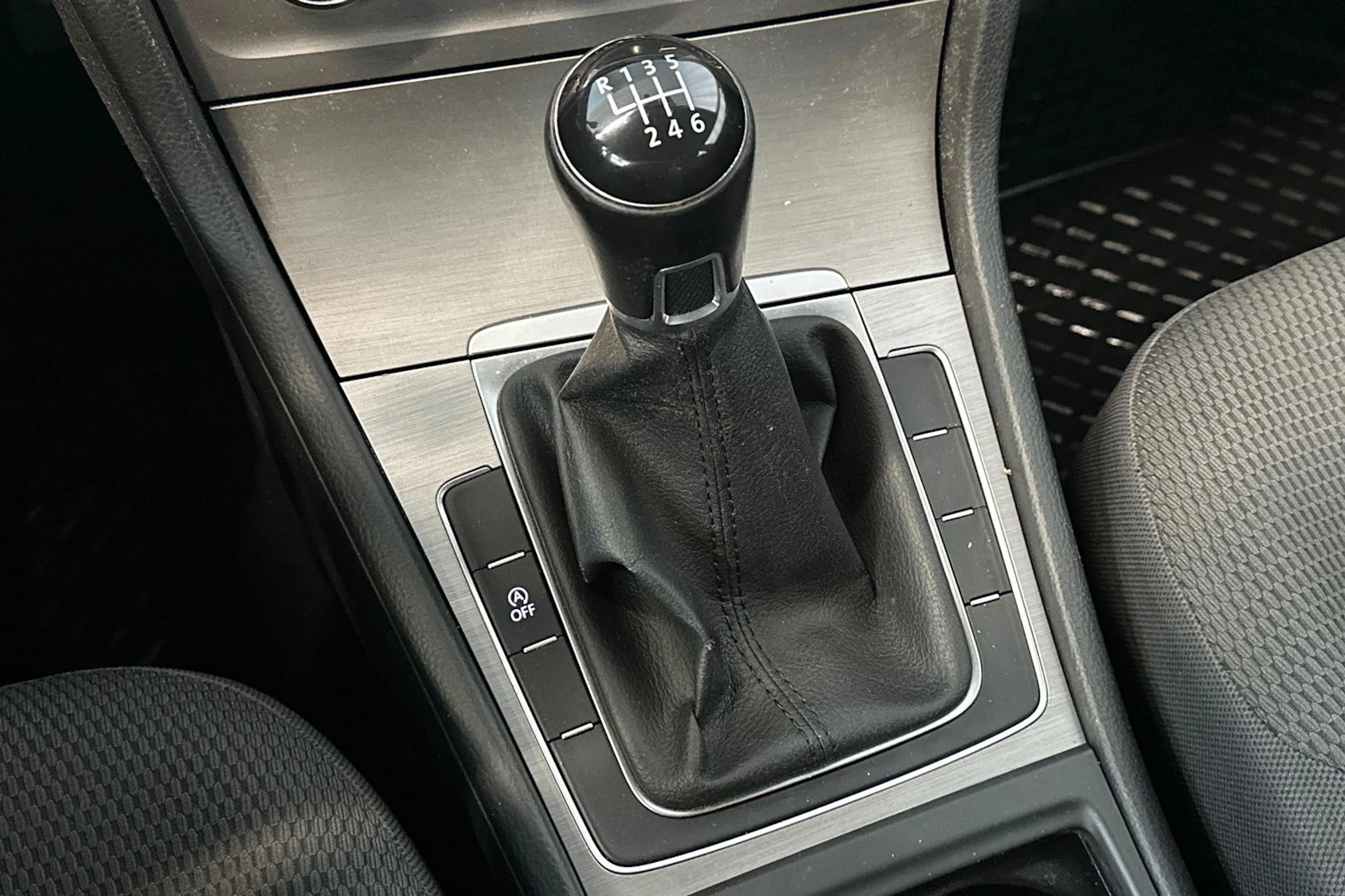 musta Volkswagen Golf 2016 kuva 23.