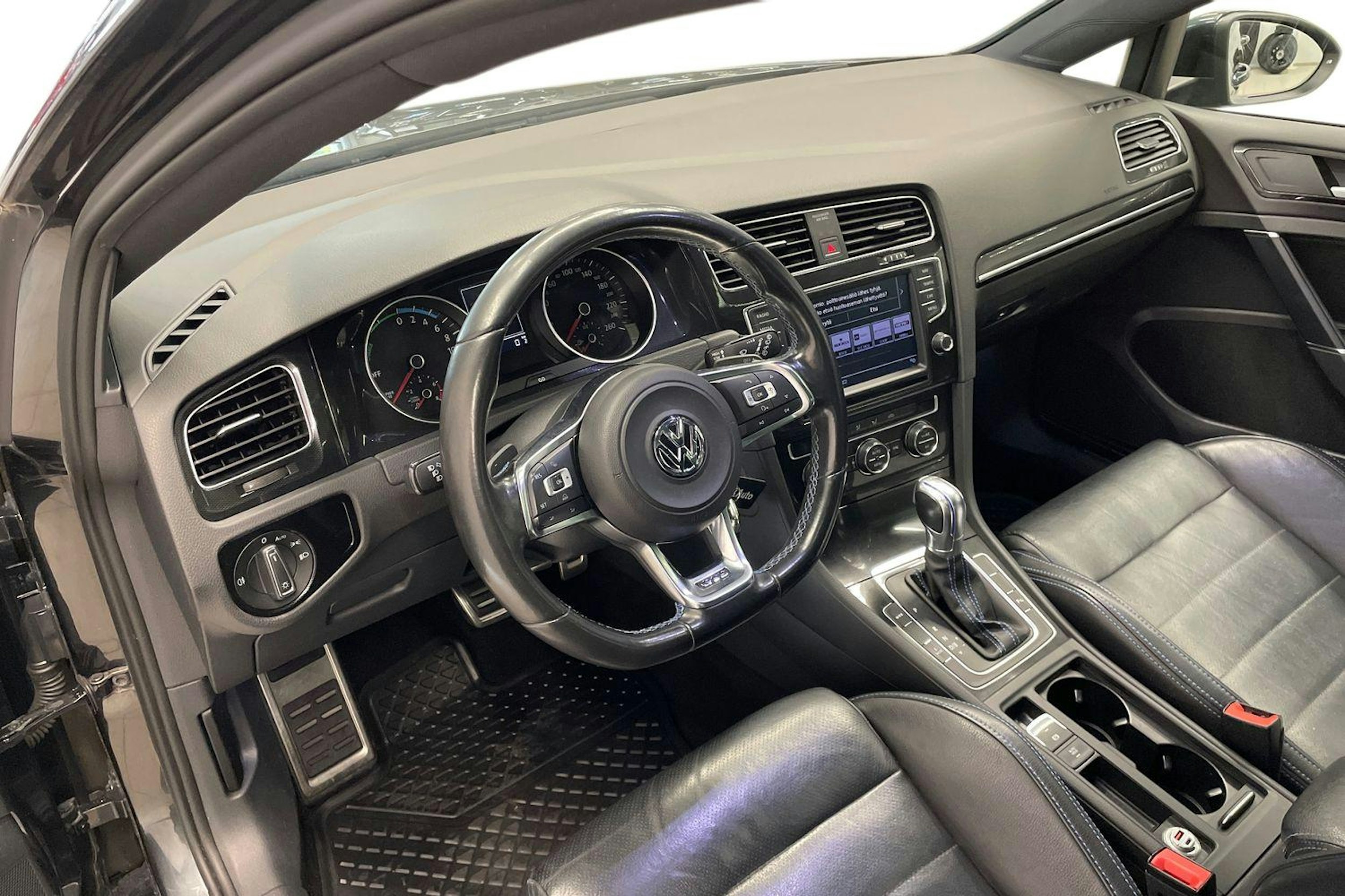 musta Volkswagen Golf 2016 kuva 7.