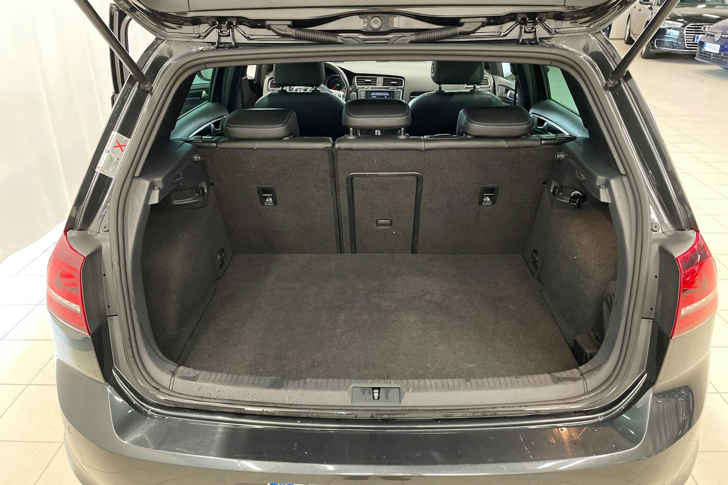 musta Volkswagen Golf 2016 kuva 21.