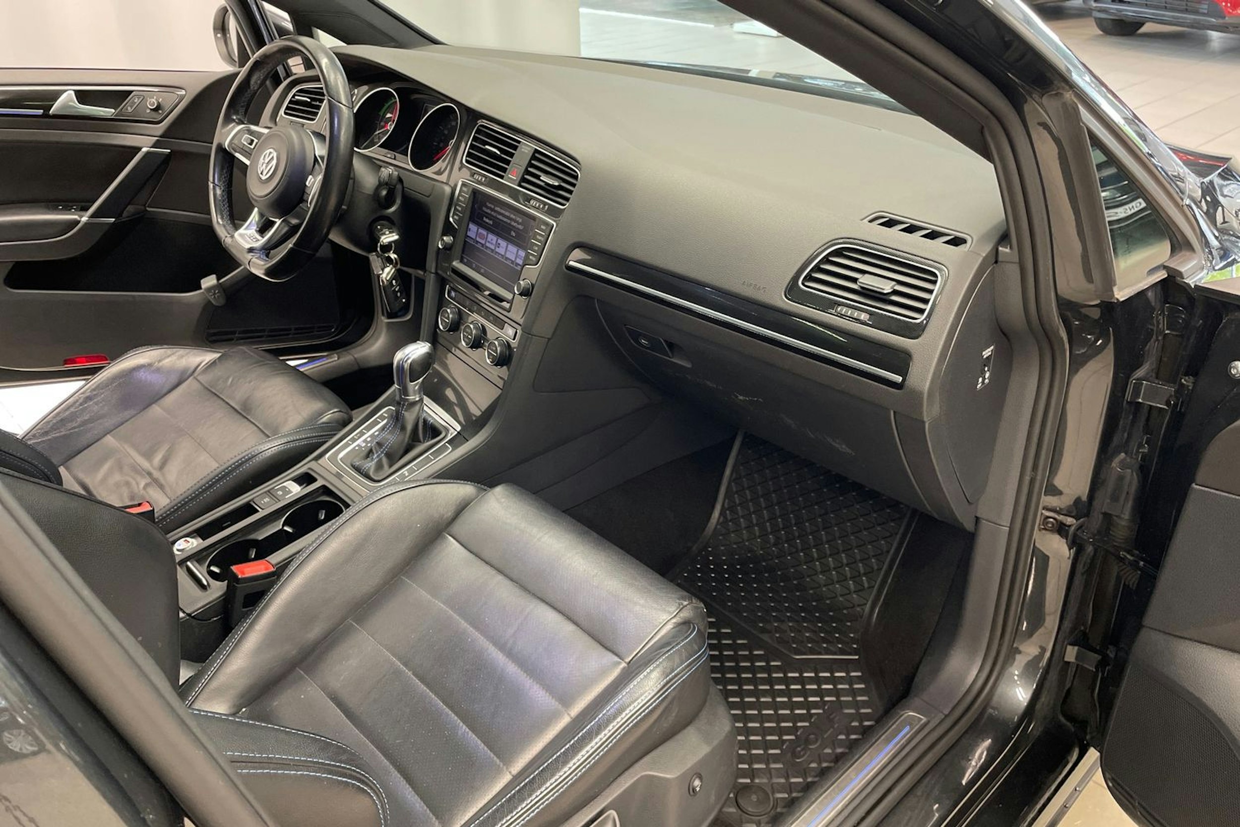 musta Volkswagen Golf 2016 kuva 25.