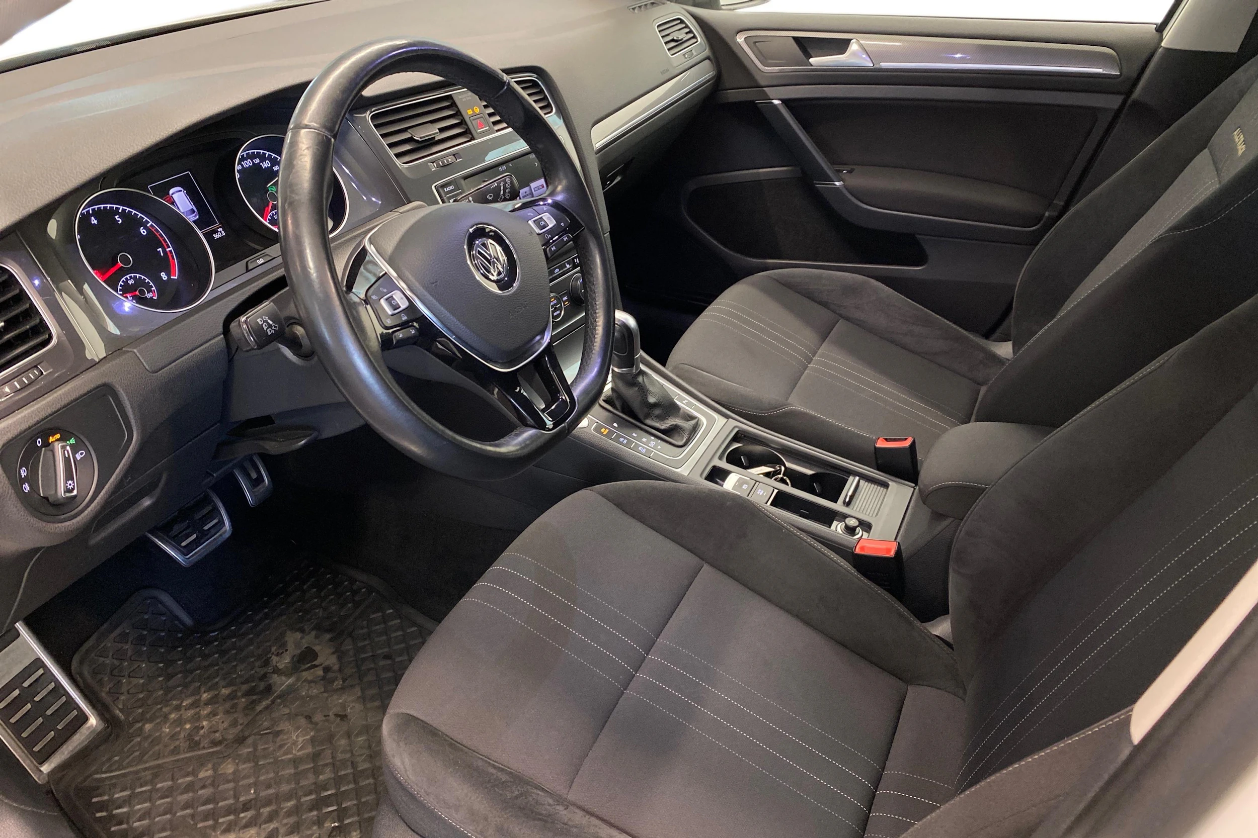 valkoinen Volkswagen Golf 2016 kuva 8.