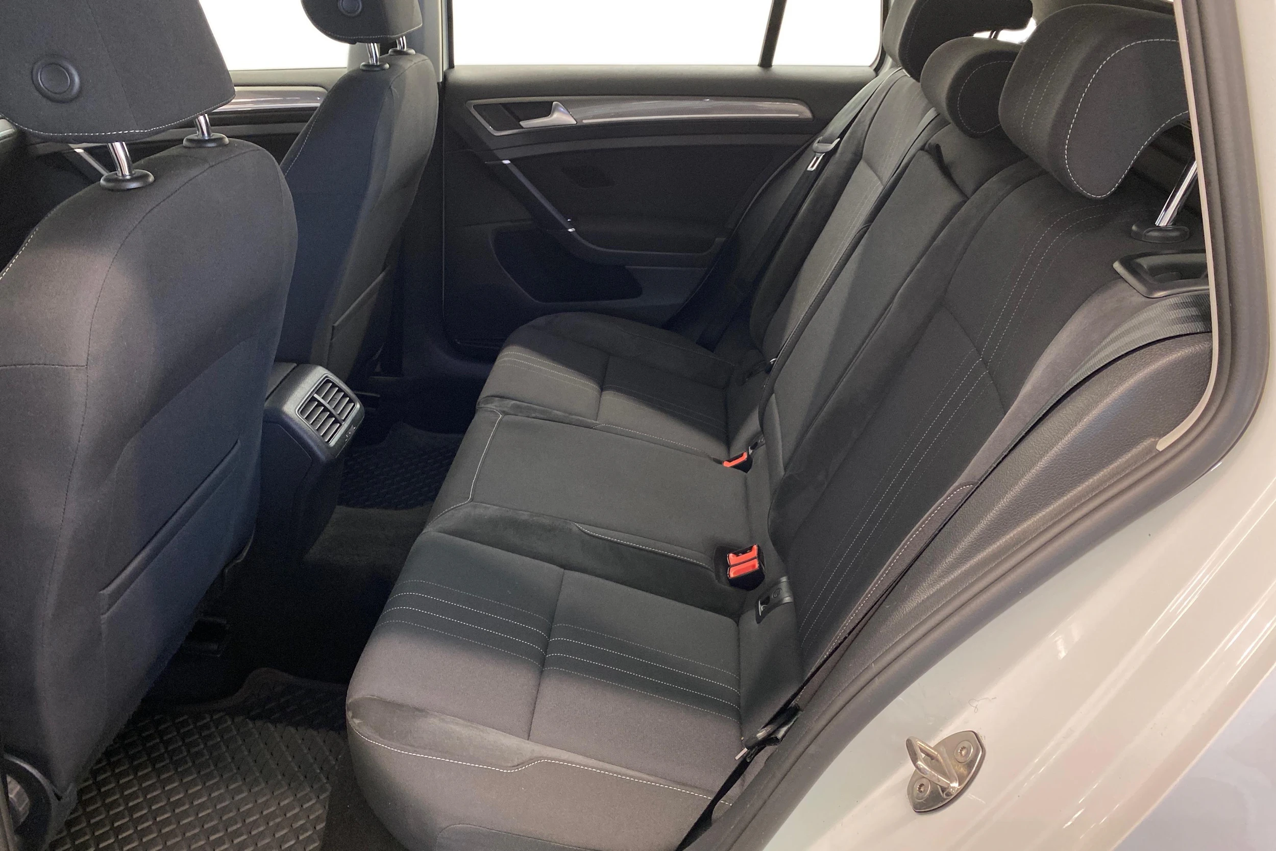 valkoinen Volkswagen Golf 2016 kuva 11.