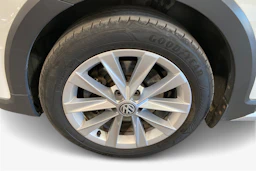 valkoinen Volkswagen Golf 2016 kuva 12.