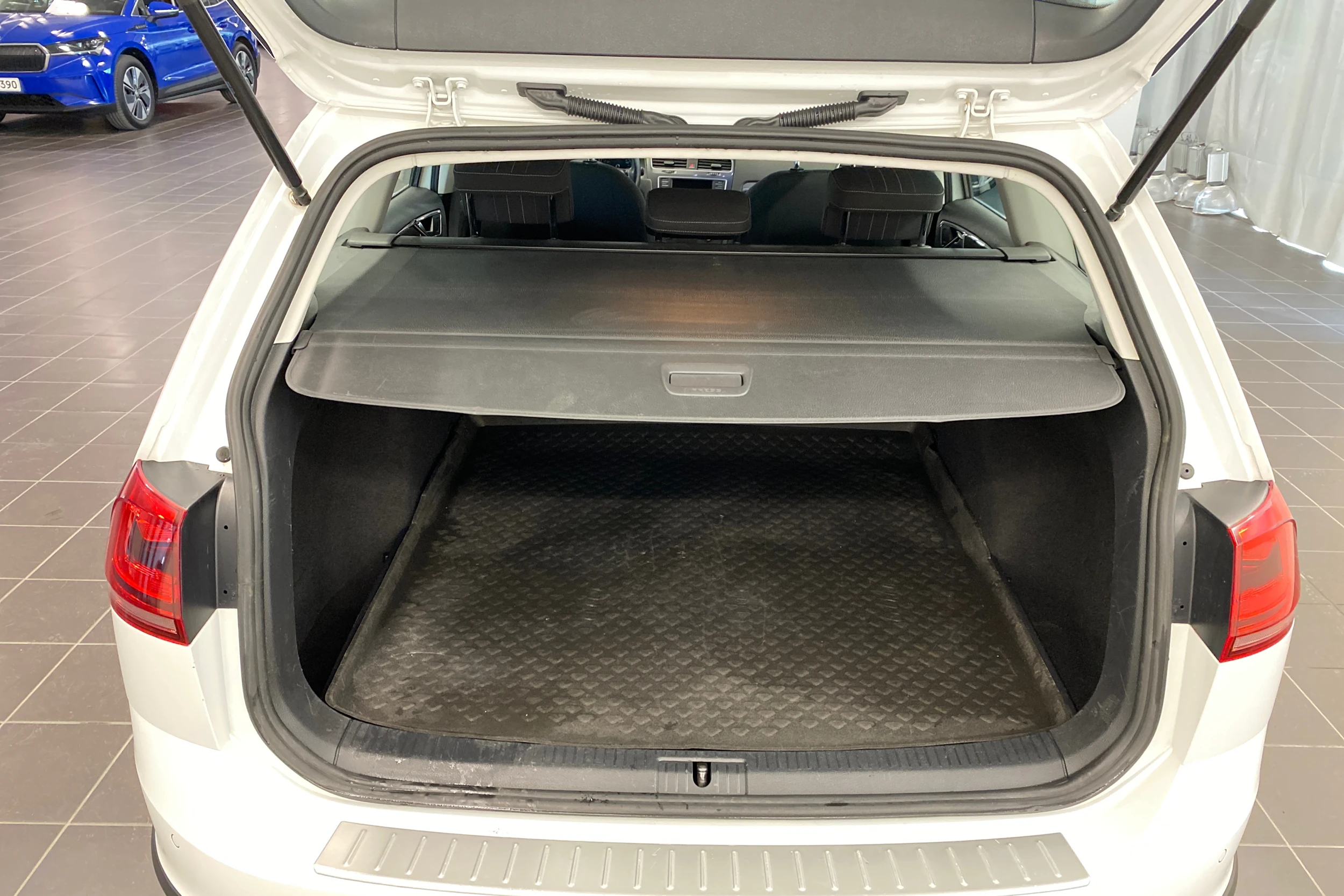 valkoinen Volkswagen Golf 2016 kuva 15.