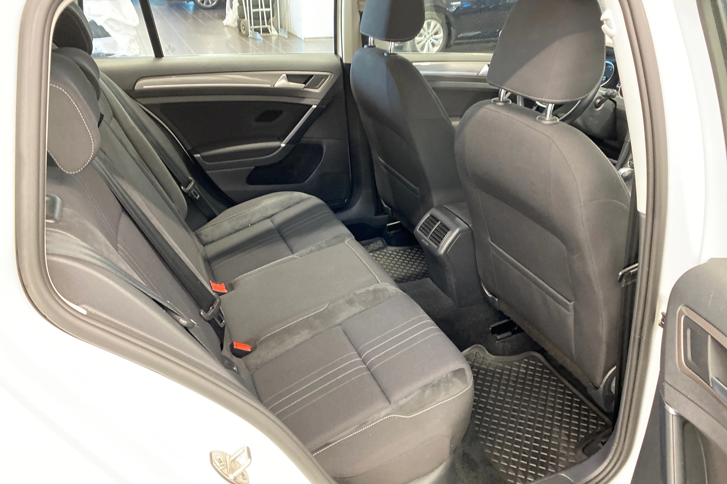 valkoinen Volkswagen Golf 2016 kuva 16.