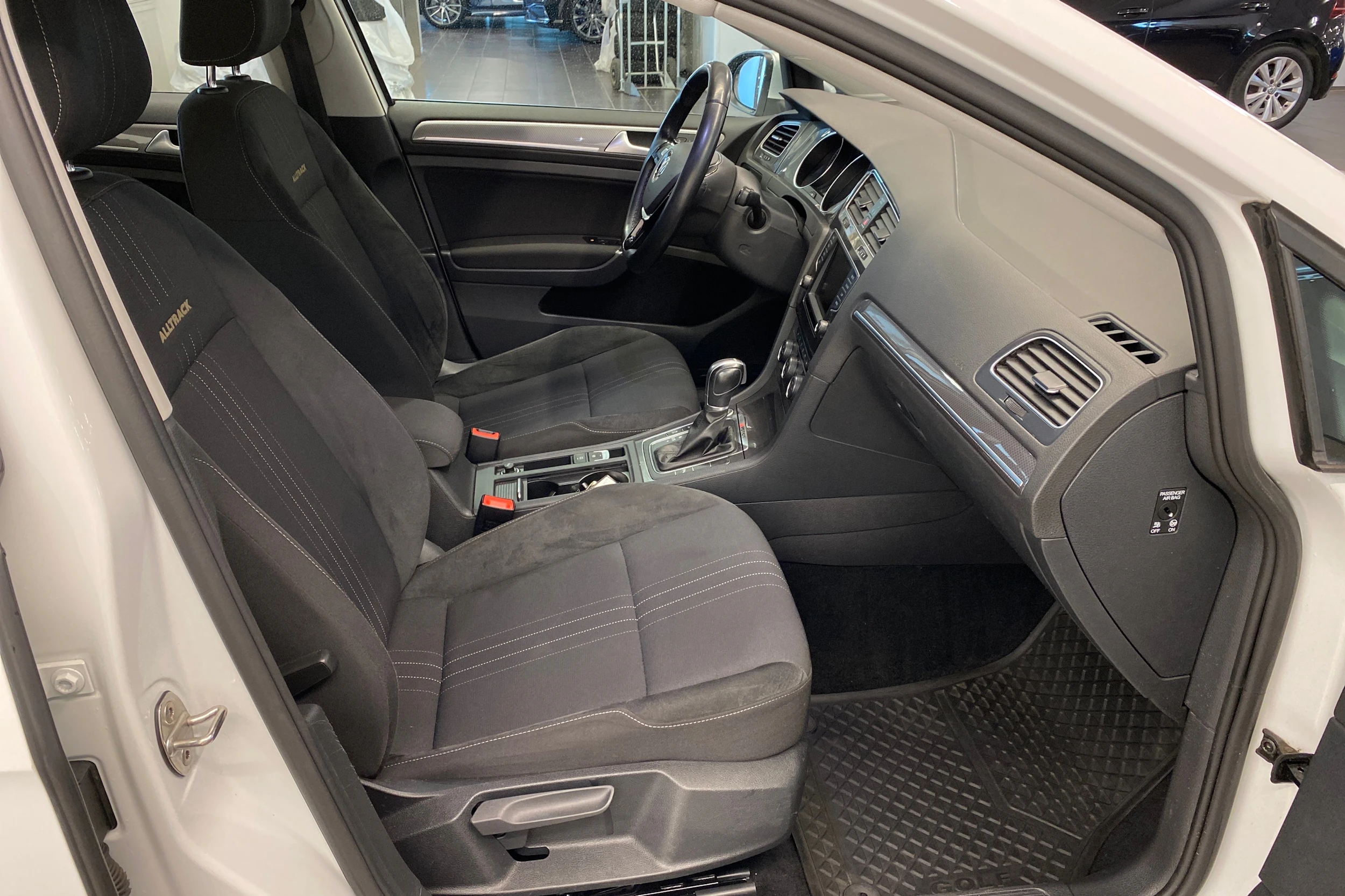 valkoinen Volkswagen Golf 2016 kuva 17.