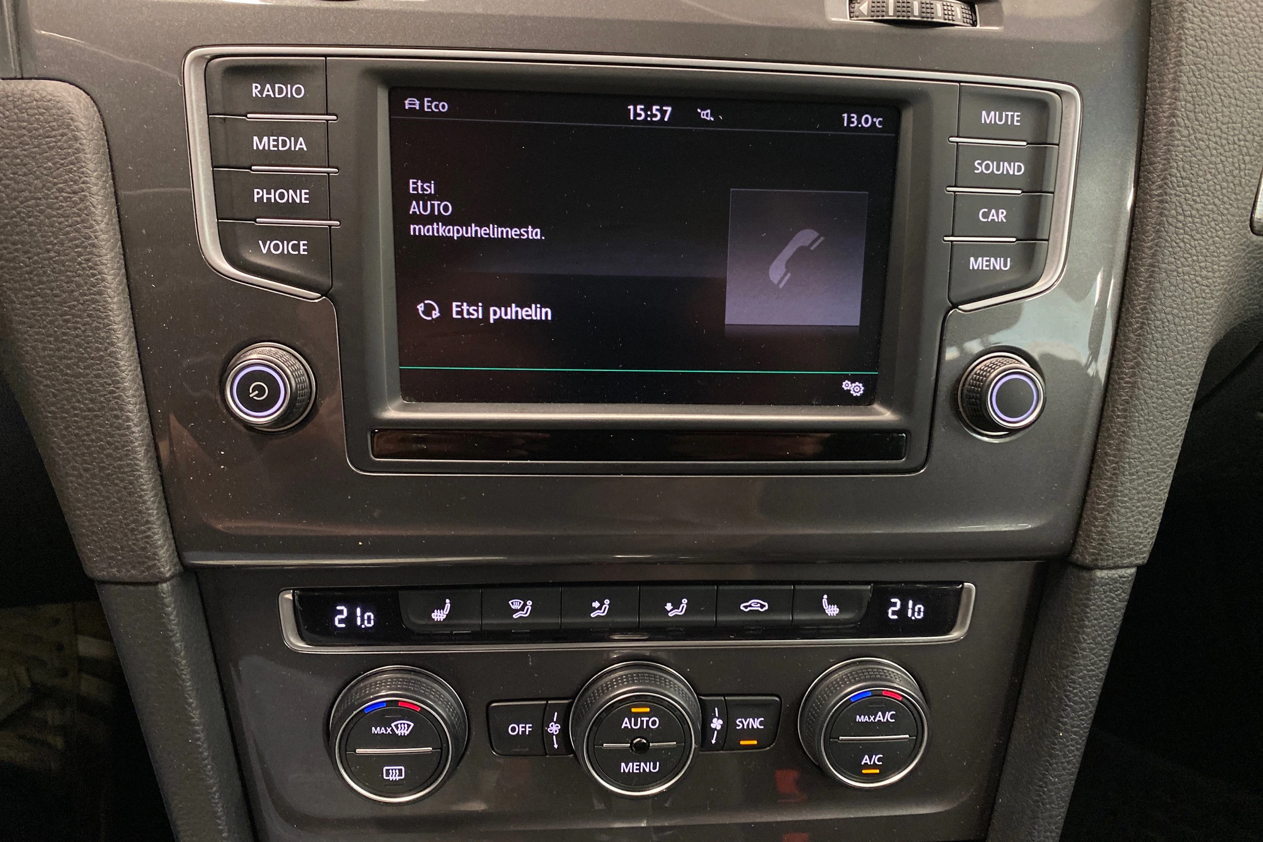 valkoinen Volkswagen Golf 2016 kuva 22.
