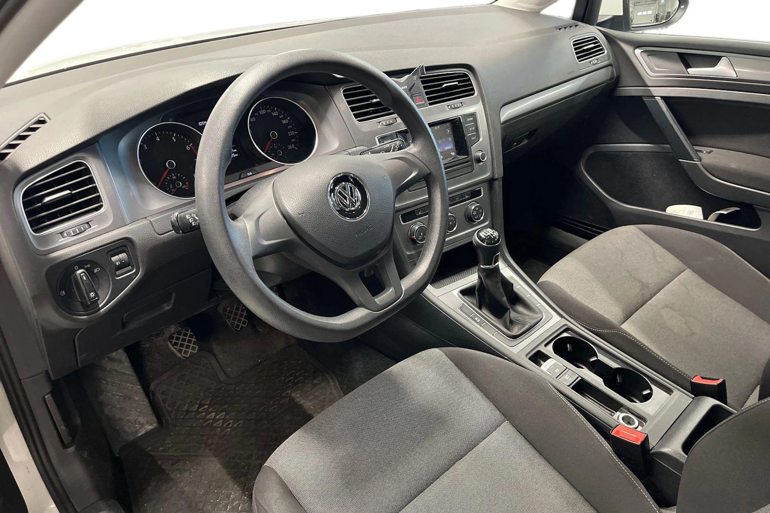 valkoinen Volkswagen Golf 2016 kuva 3.