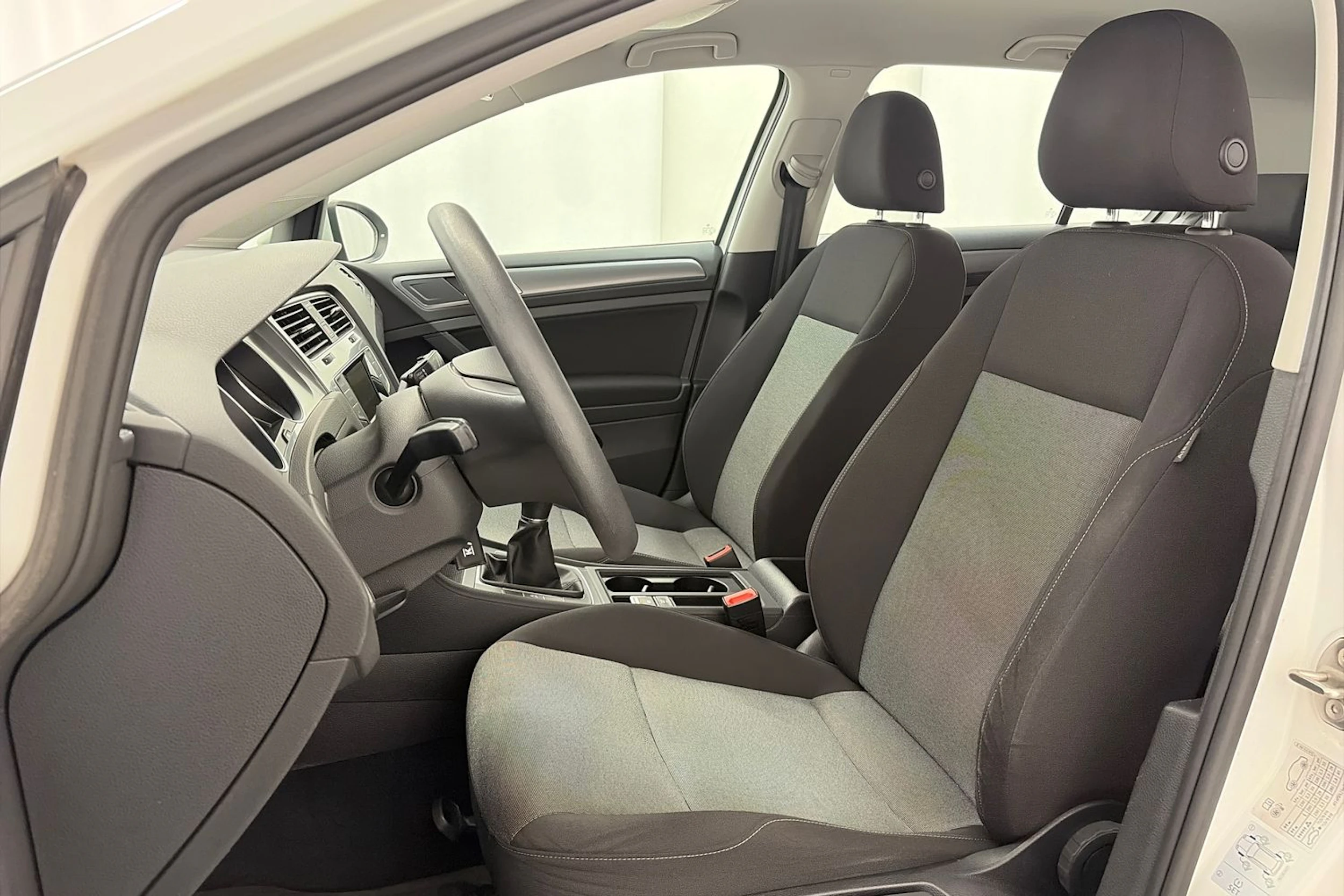 valkoinen Volkswagen Golf 2016 kuva 12.