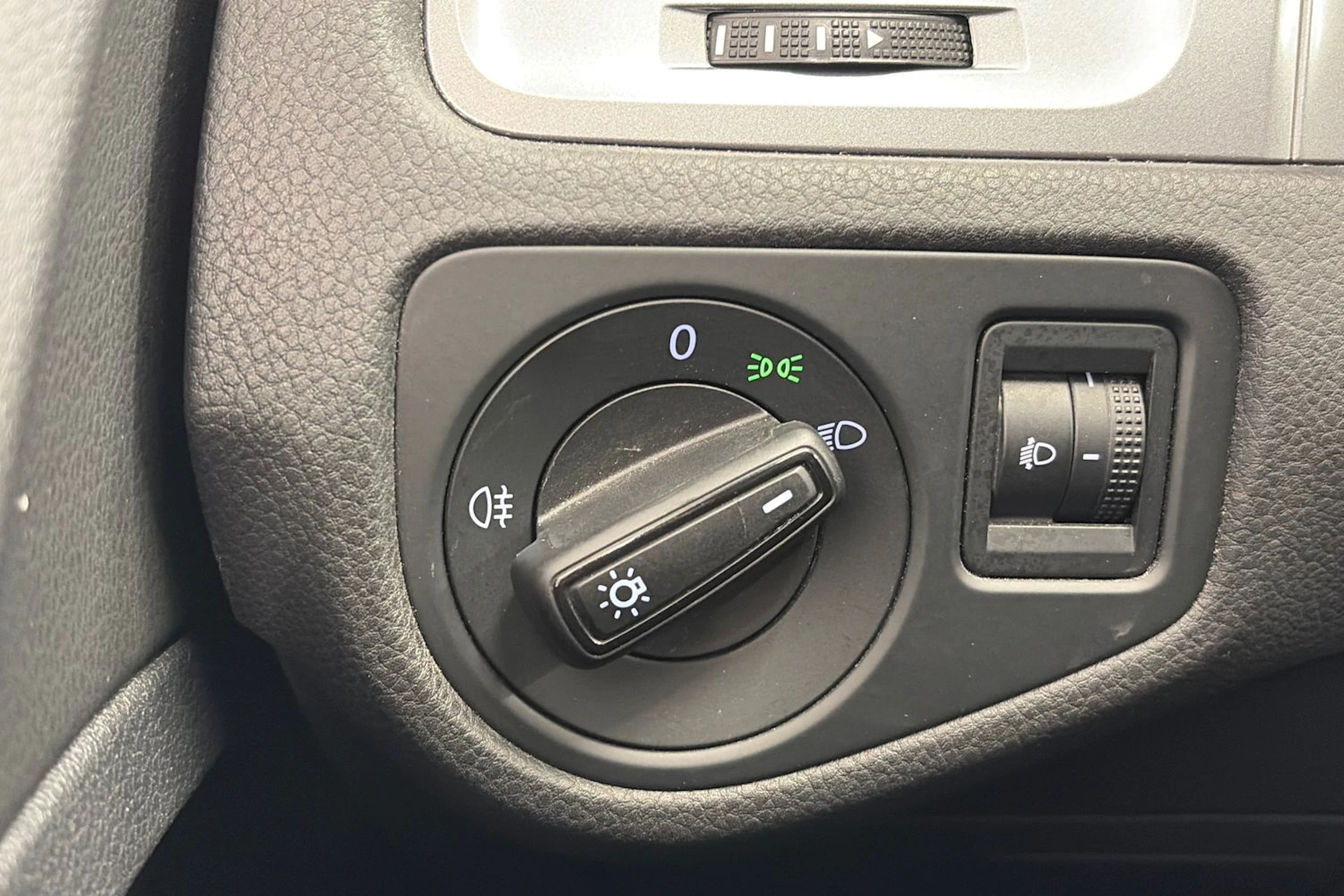 valkoinen Volkswagen Golf 2016 kuva 17.