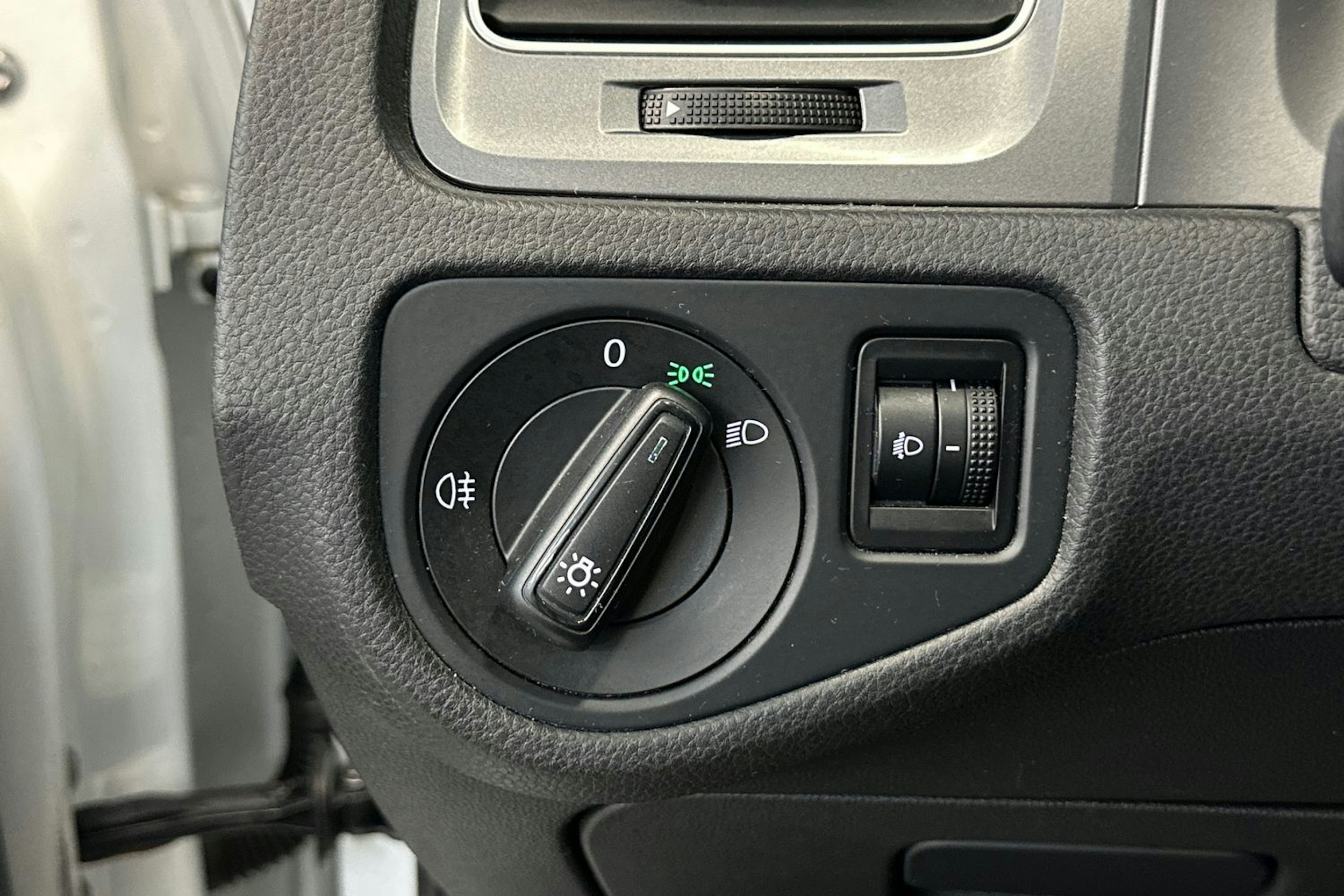 valkoinen Volkswagen Golf 2016 kuva 18.