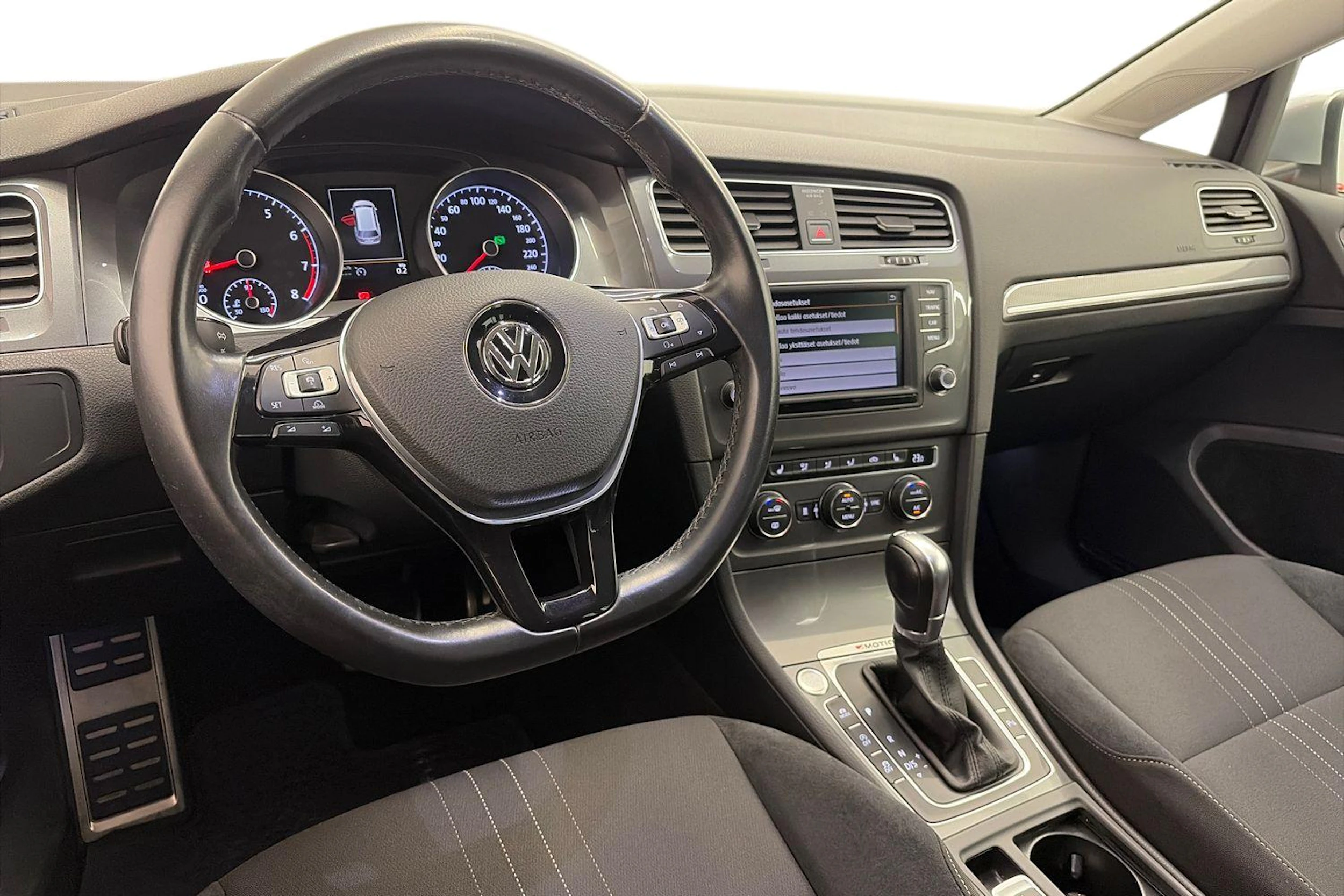 punainen Volkswagen Golf 2016 kuva 6.