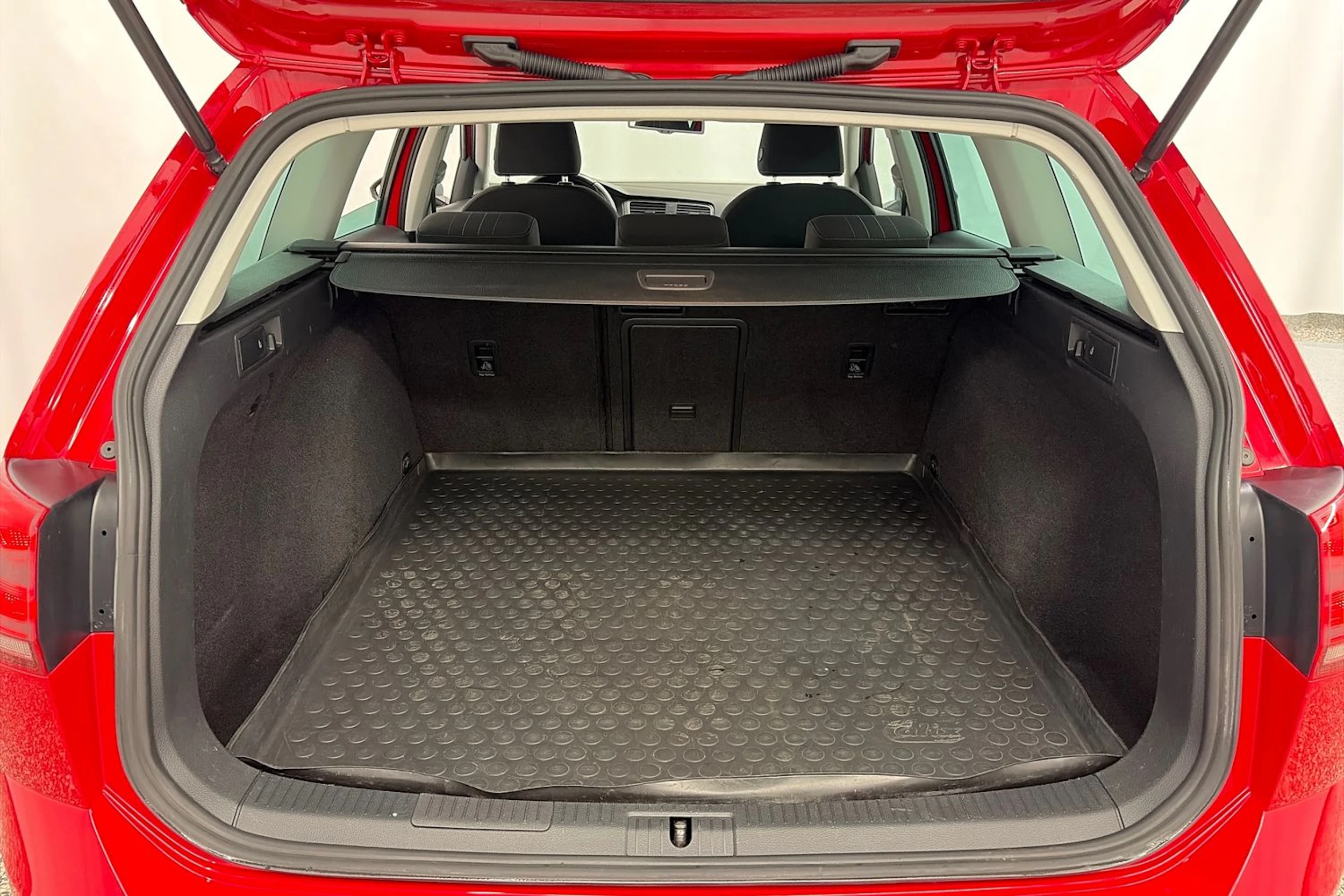 punainen Volkswagen Golf 2016 kuva 11.
