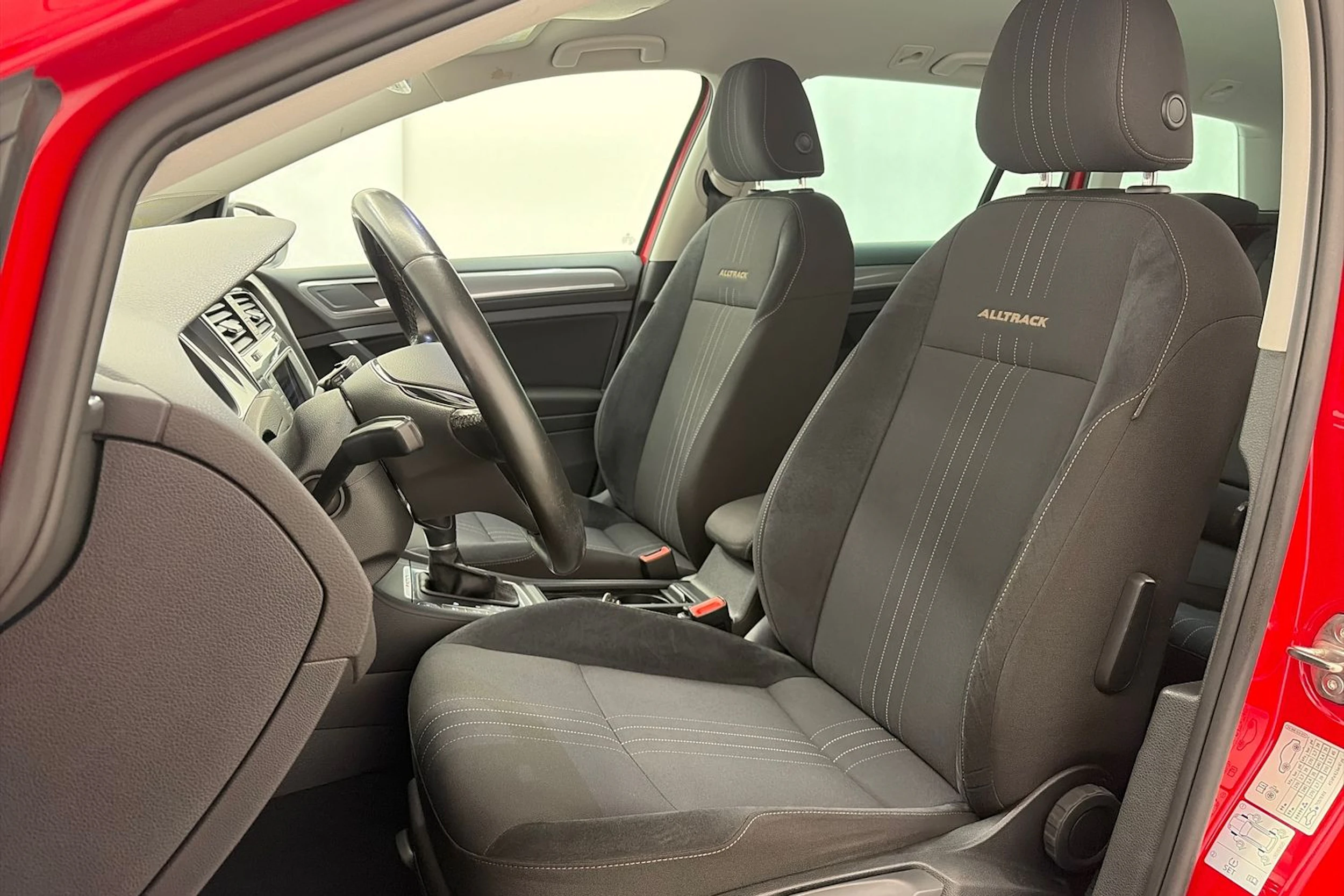 punainen Volkswagen Golf 2016 kuva 13.
