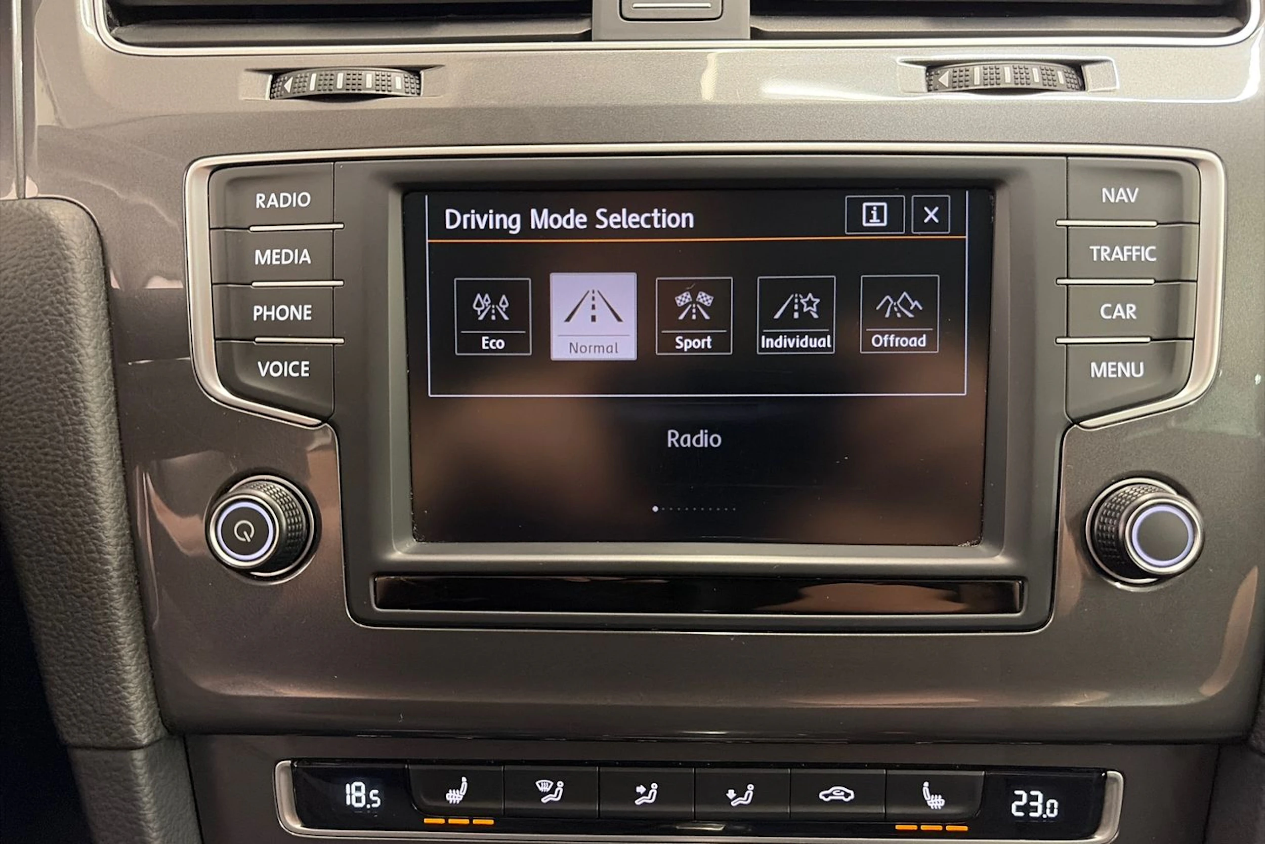 punainen Volkswagen Golf 2016 kuva 22.