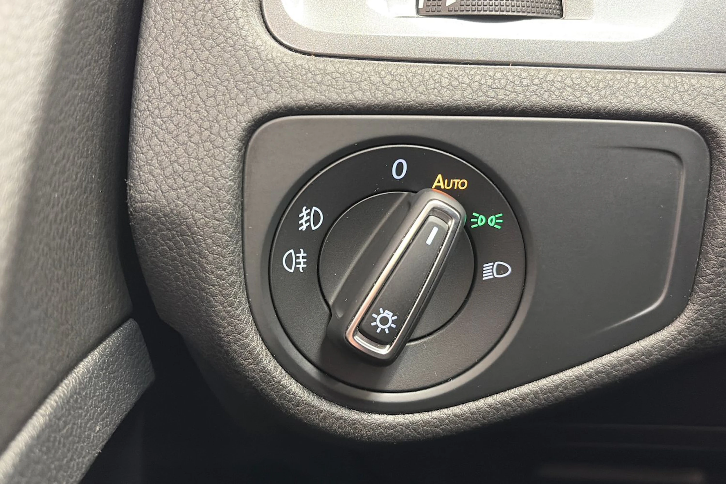 punainen Volkswagen Golf 2016 kuva 23.