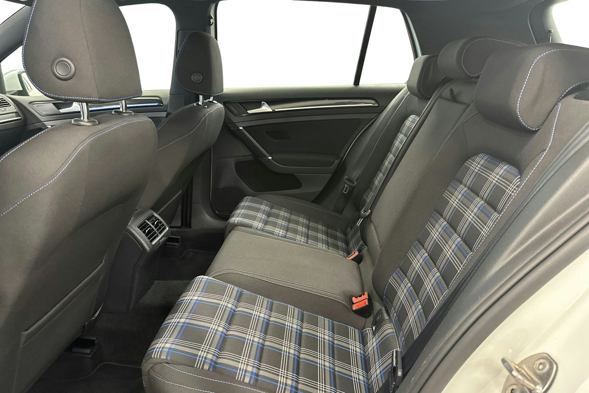 valkoinen Volkswagen Golf 2016 kuva 10.