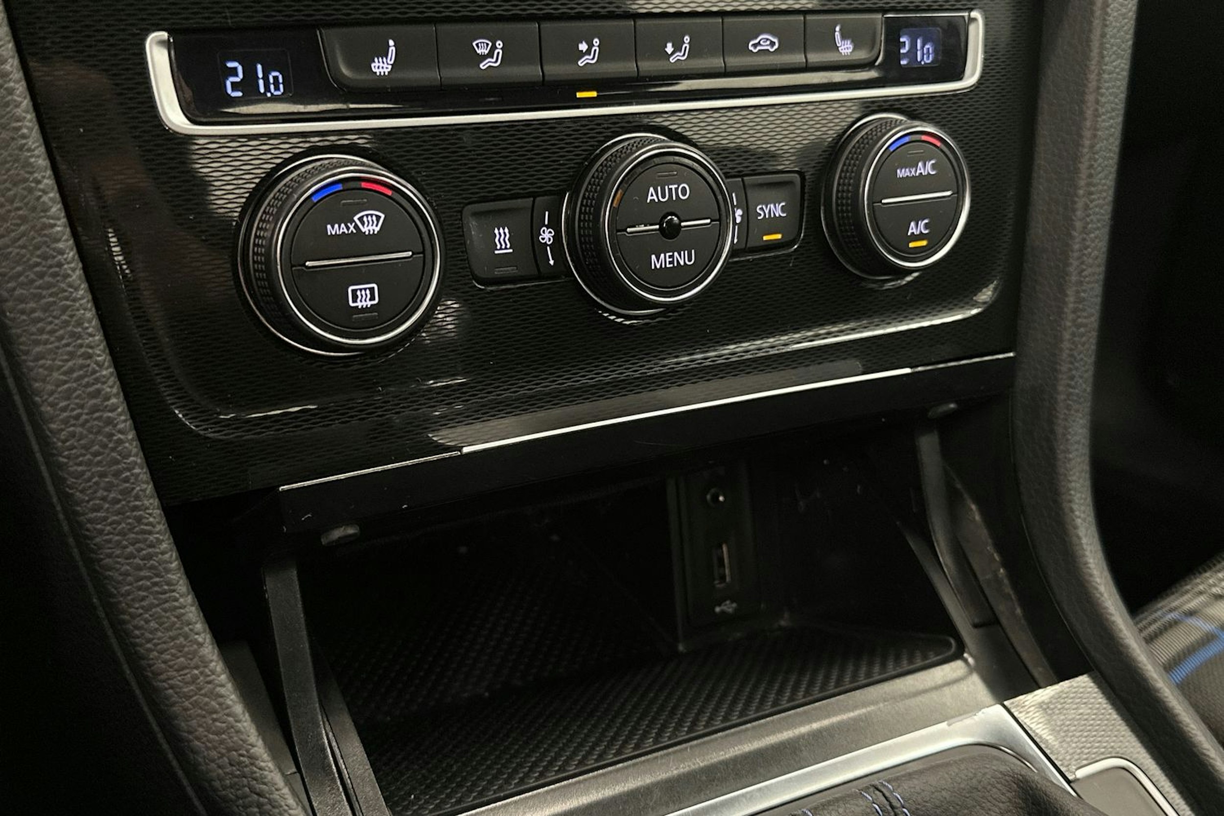 valkoinen Volkswagen Golf 2016 kuva 23.