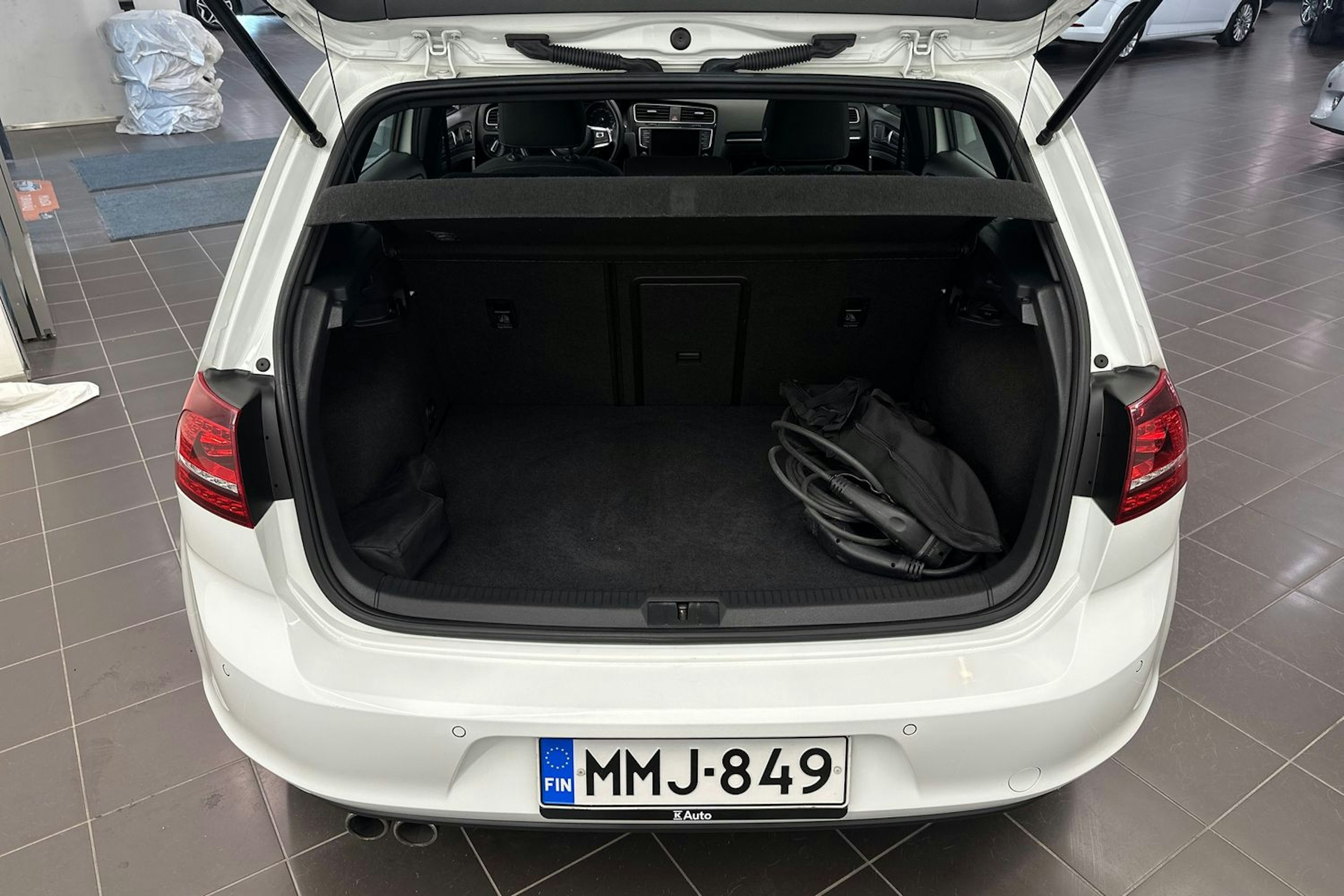valkoinen Volkswagen Golf 2016 kuva 24.
