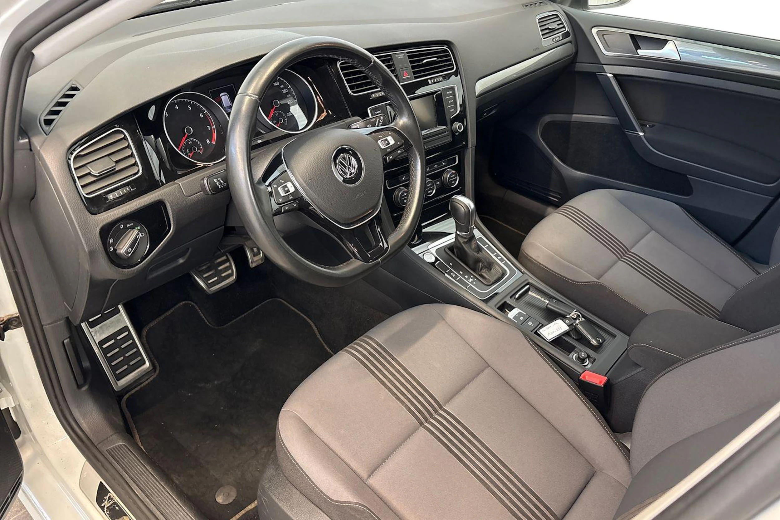 valkoinen Volkswagen Golf 2016 kuva 6.