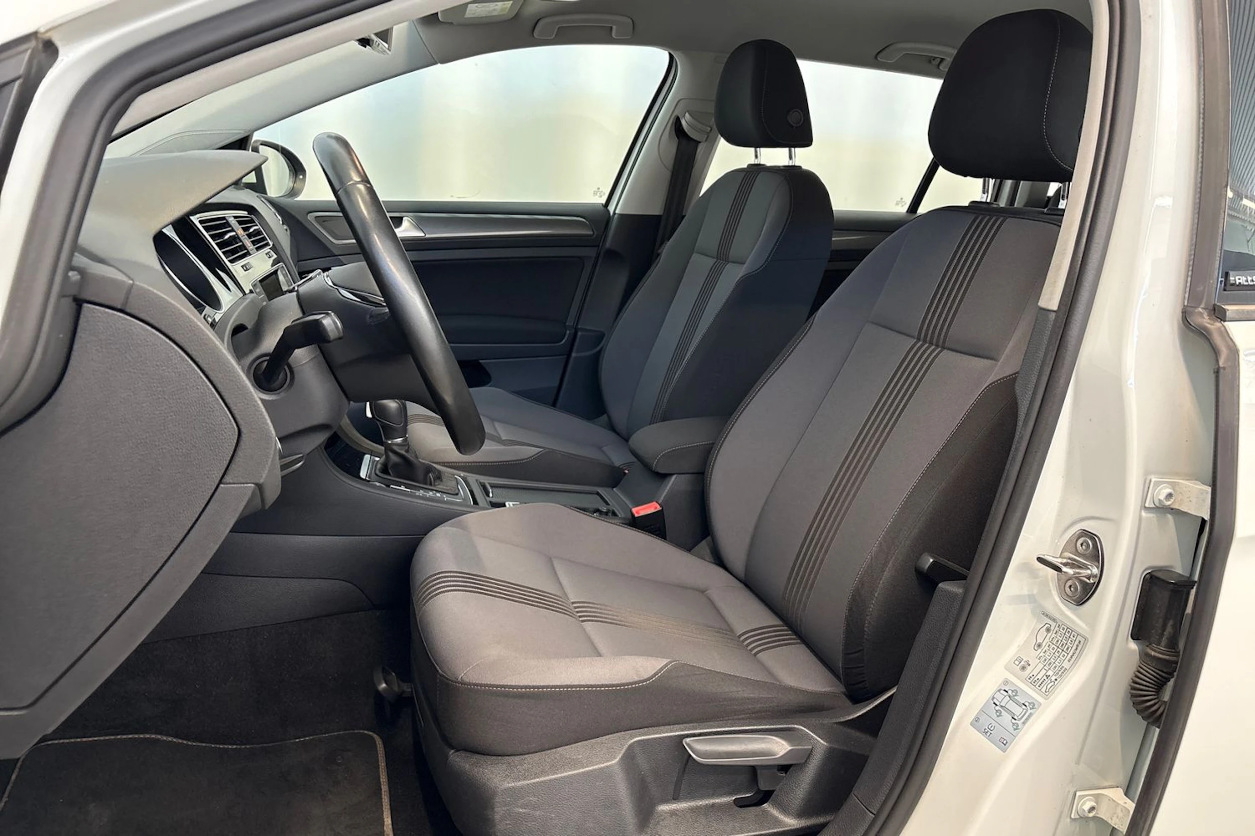 valkoinen Volkswagen Golf 2016 kuva 11.