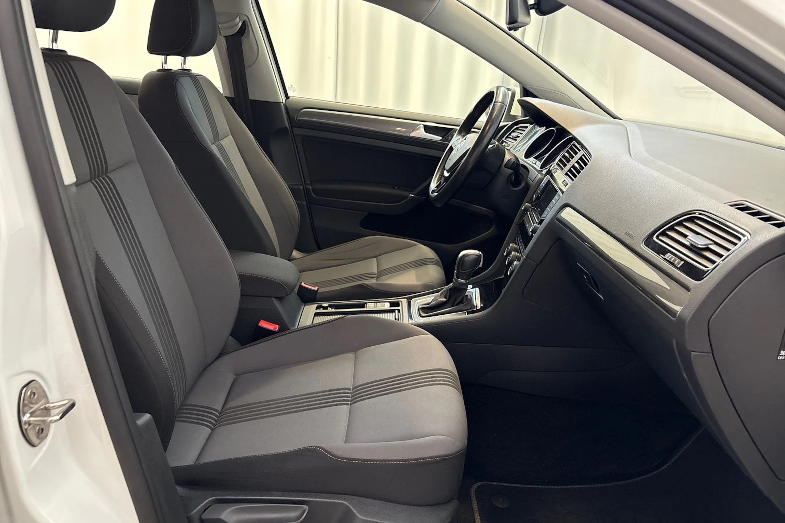 valkoinen Volkswagen Golf 2016 kuva 12.