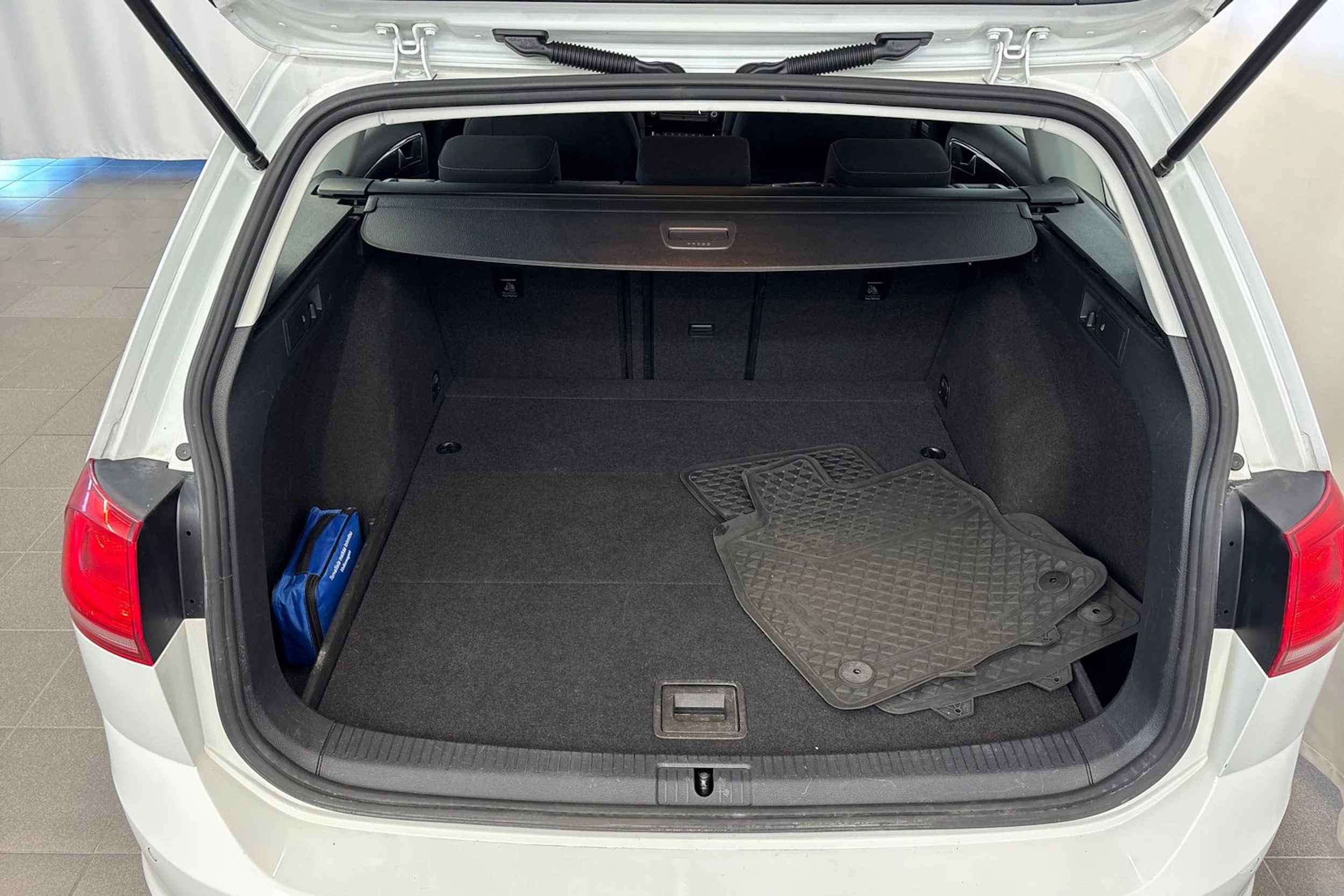 valkoinen Volkswagen Golf 2016 kuva 13.