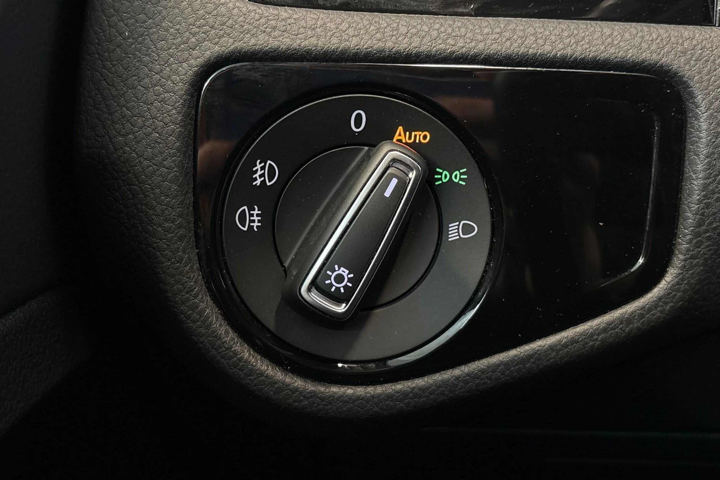 valkoinen Volkswagen Golf 2016 kuva 24.