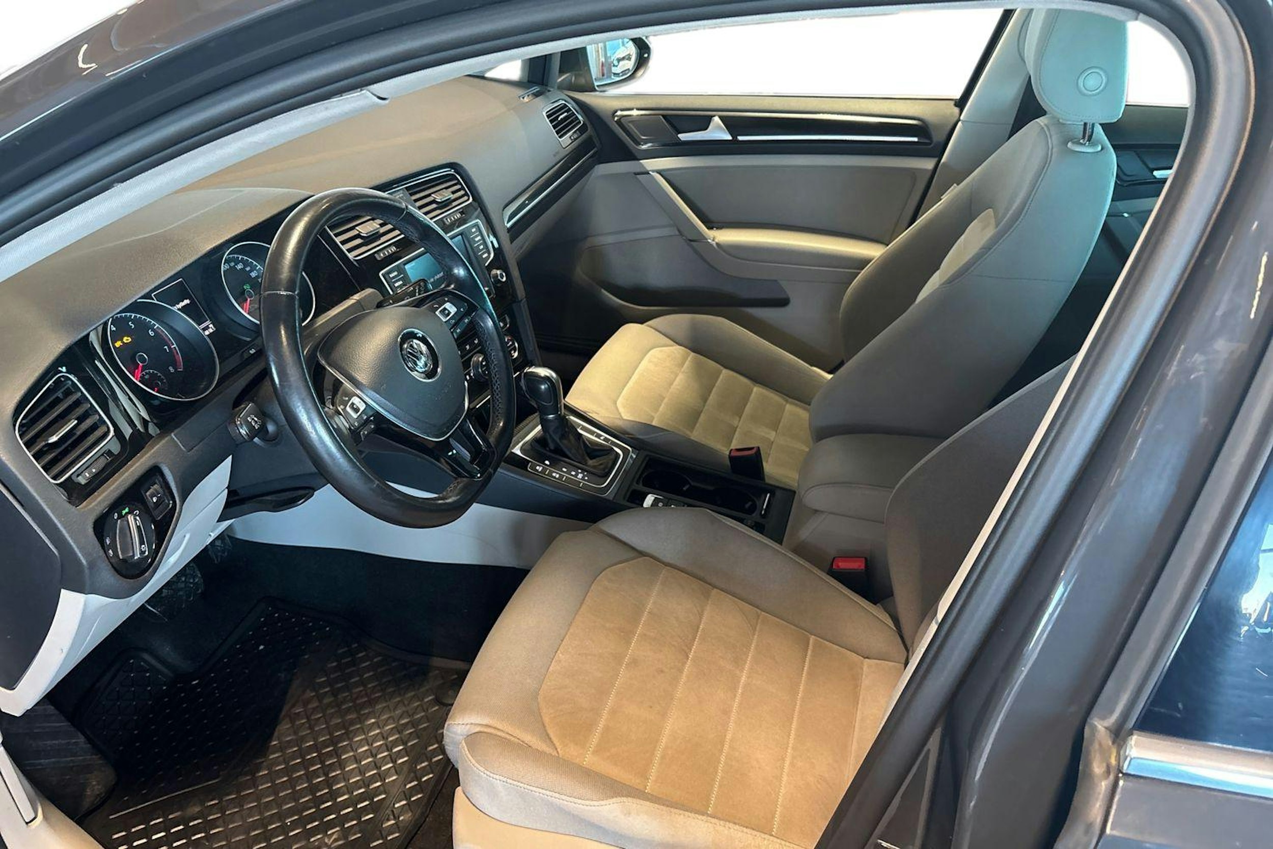 Harmaa Volkswagen GOLF 2016 kuva 7.