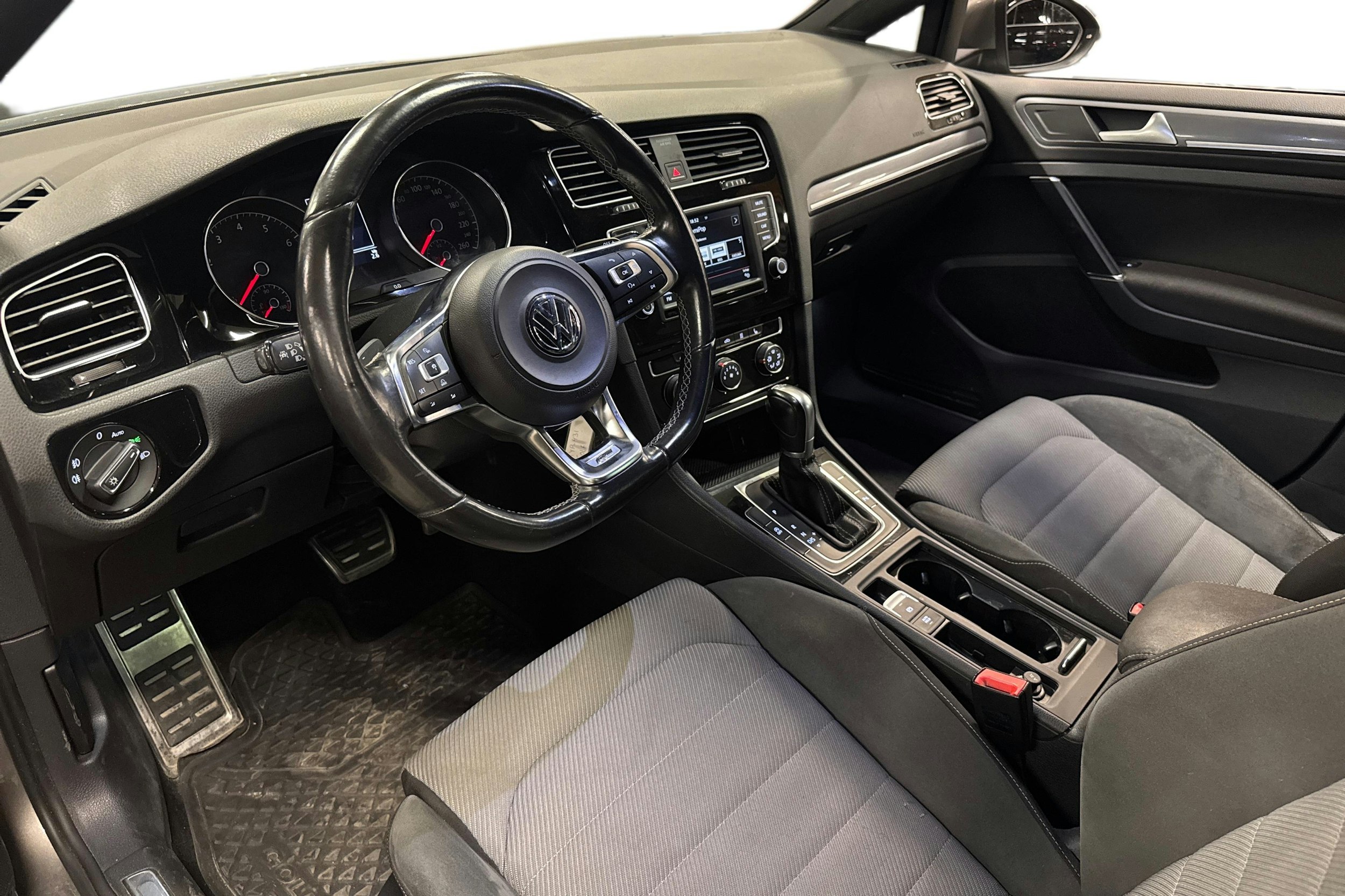 harmaa Volkswagen Golf 2016 kuva 3.