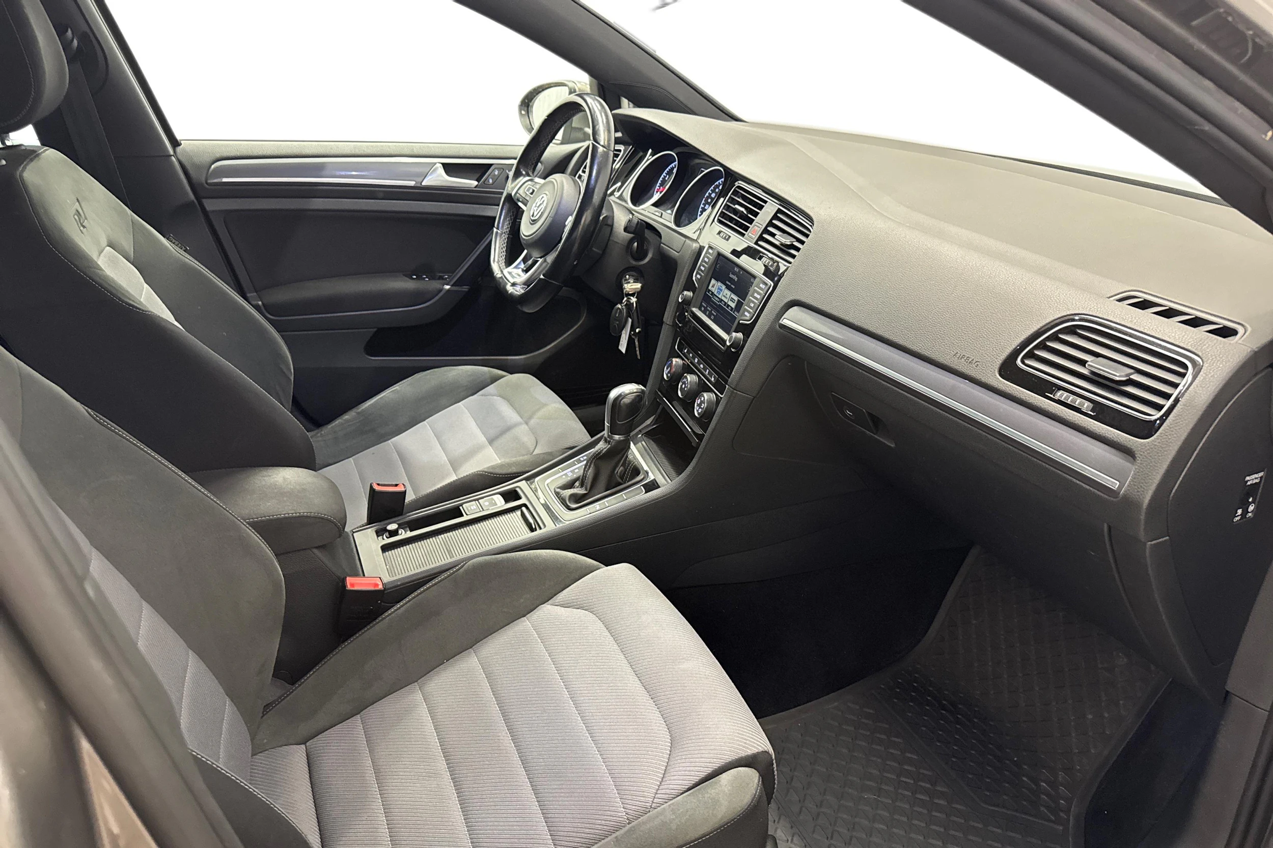 harmaa Volkswagen Golf 2016 kuva 7.