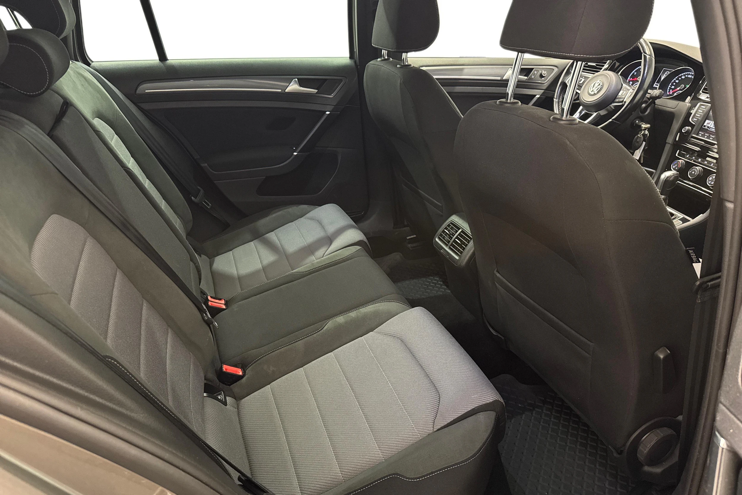 harmaa Volkswagen Golf 2016 kuva 8.