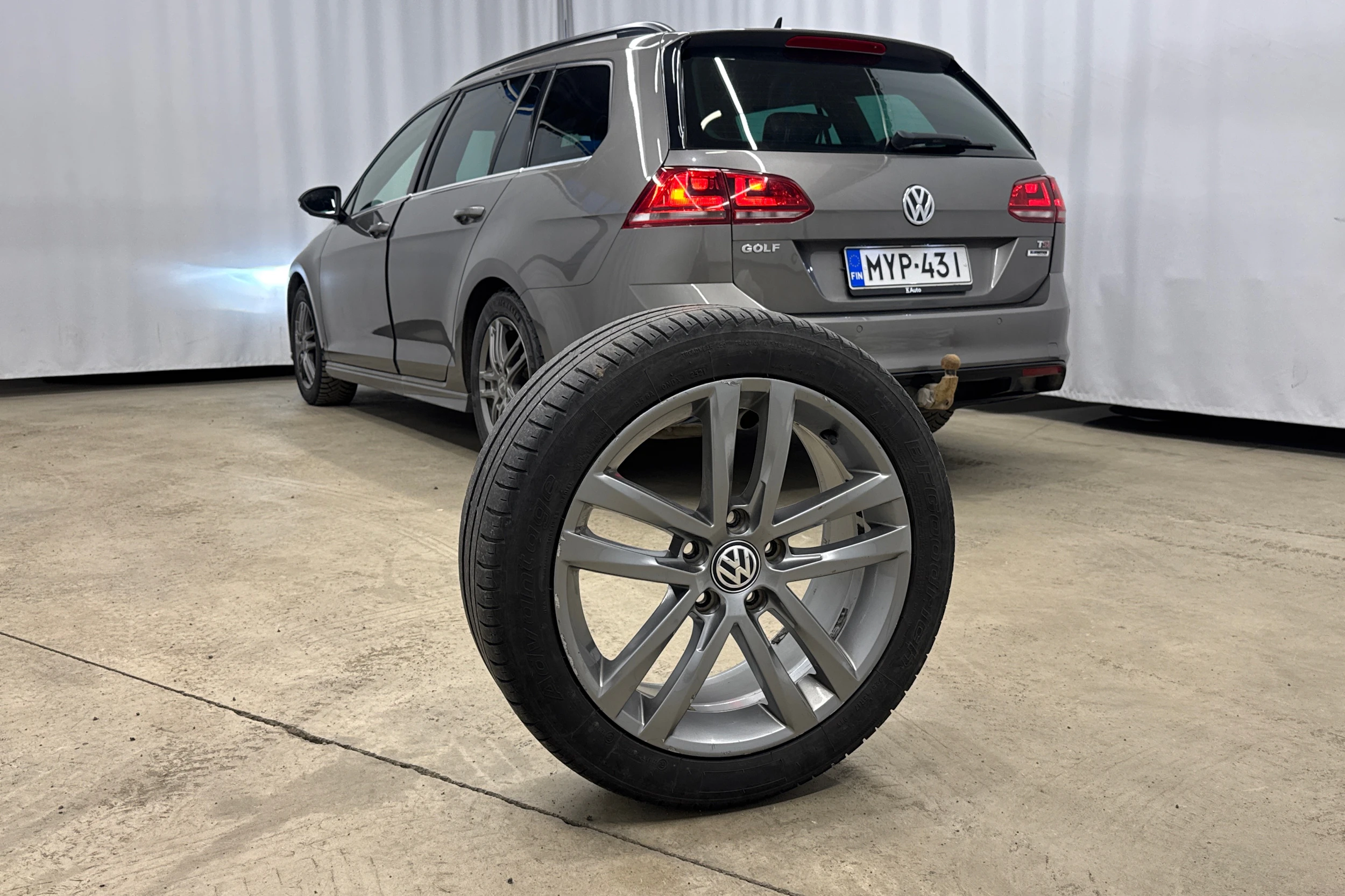 harmaa Volkswagen Golf 2016 kuva 27.