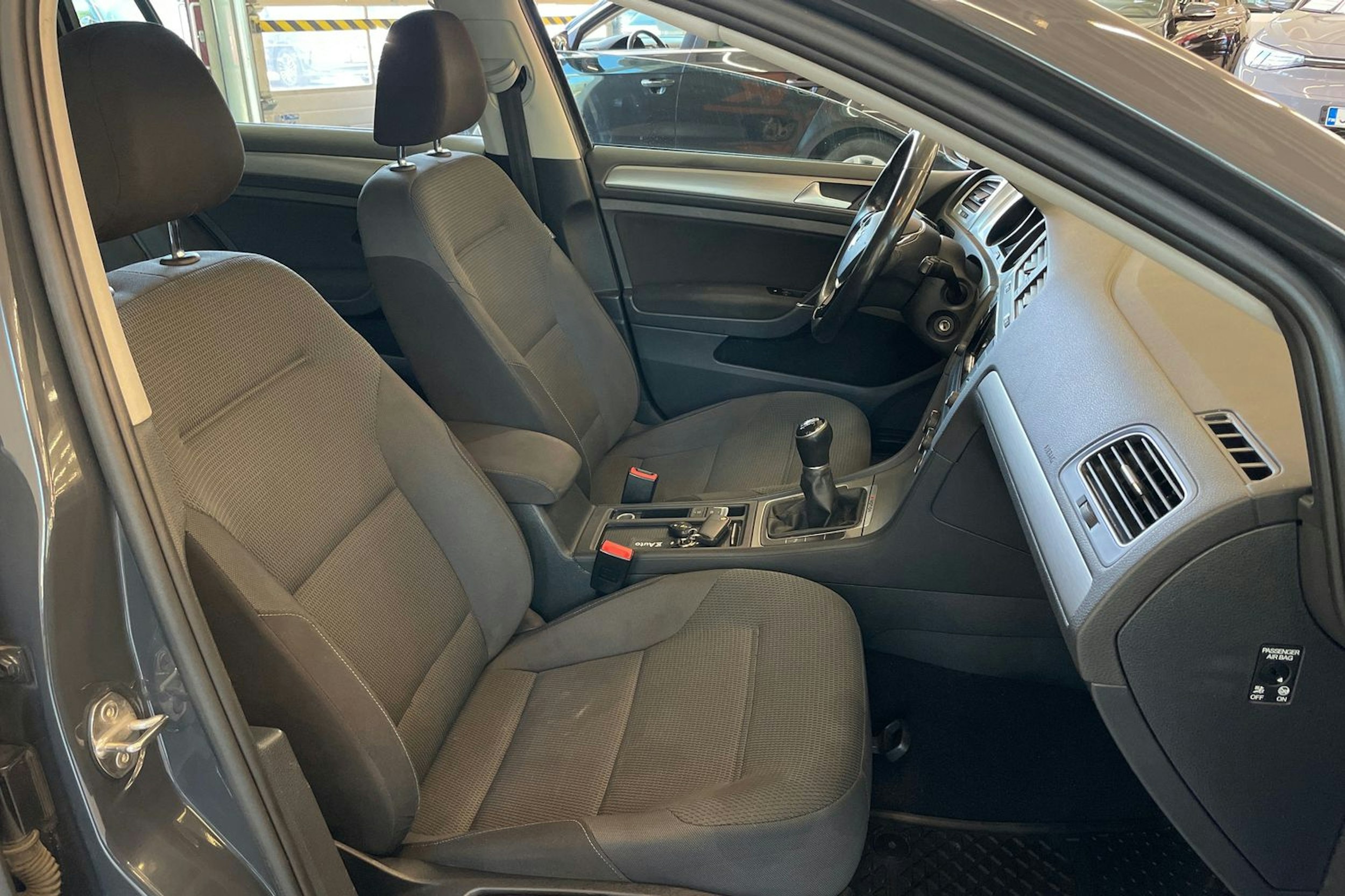 Harmaa Volkswagen GOLF 2016 kuva 23.