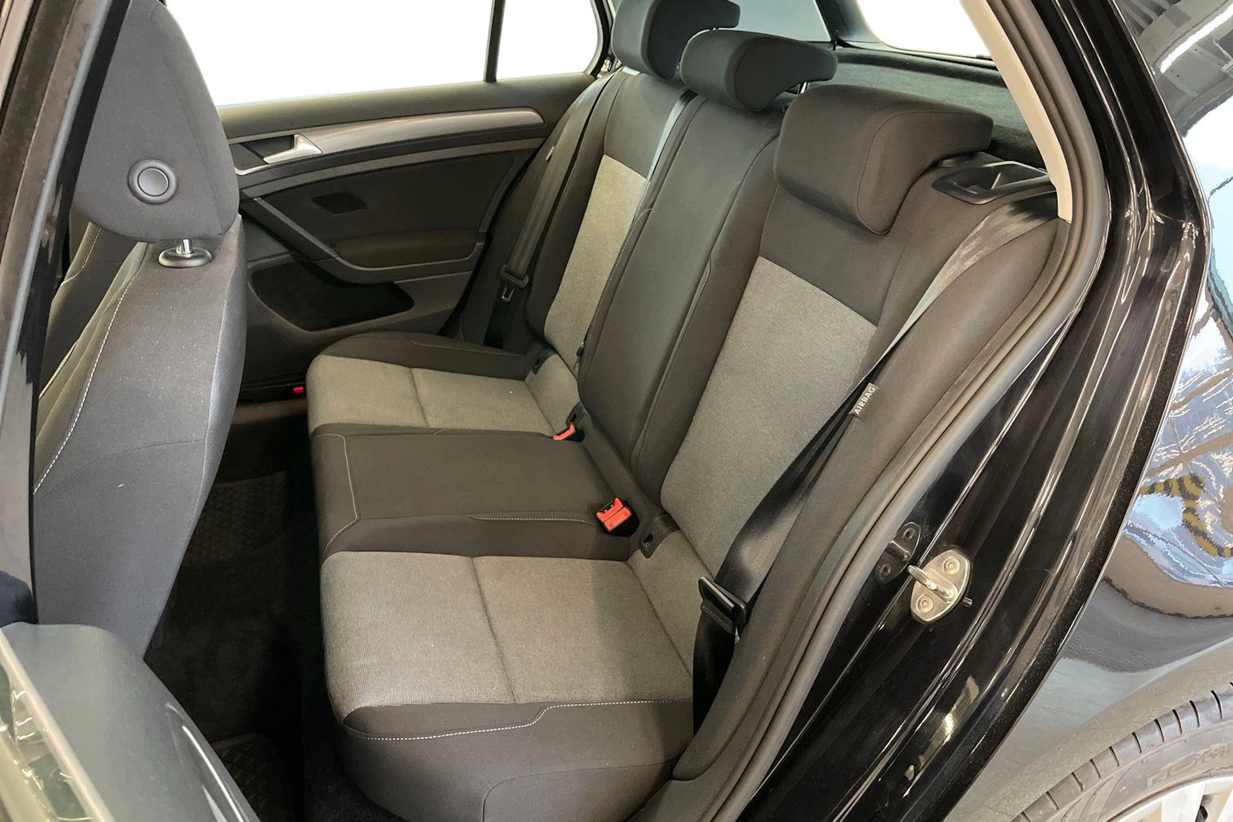 musta Volkswagen Golf 2016 kuva 8.