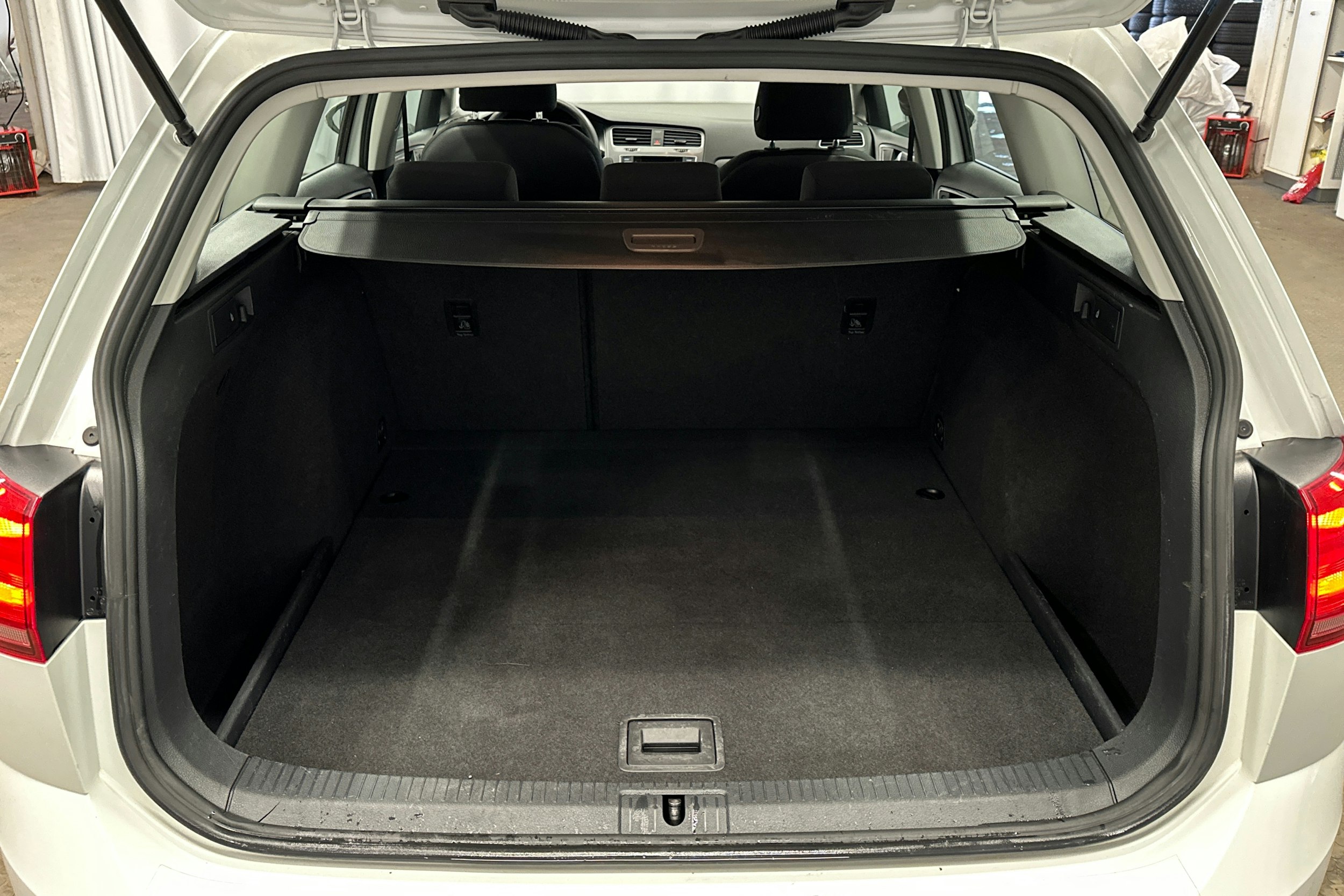 valkoinen Volkswagen Golf 2016 kuva 14.