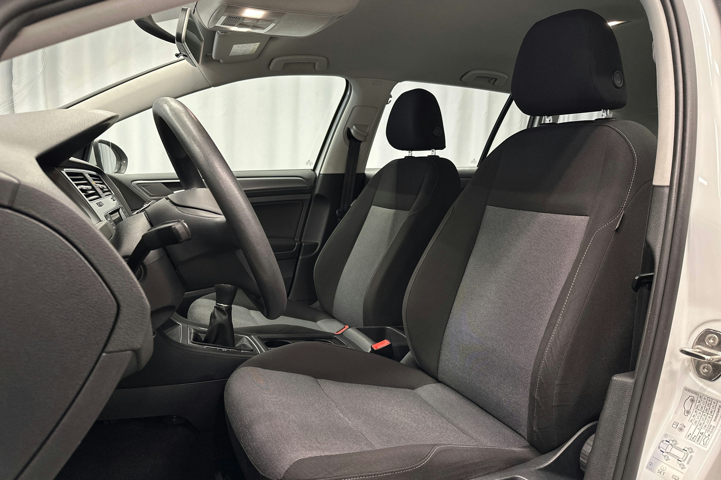 valkoinen Volkswagen Golf 2016 kuva 15.