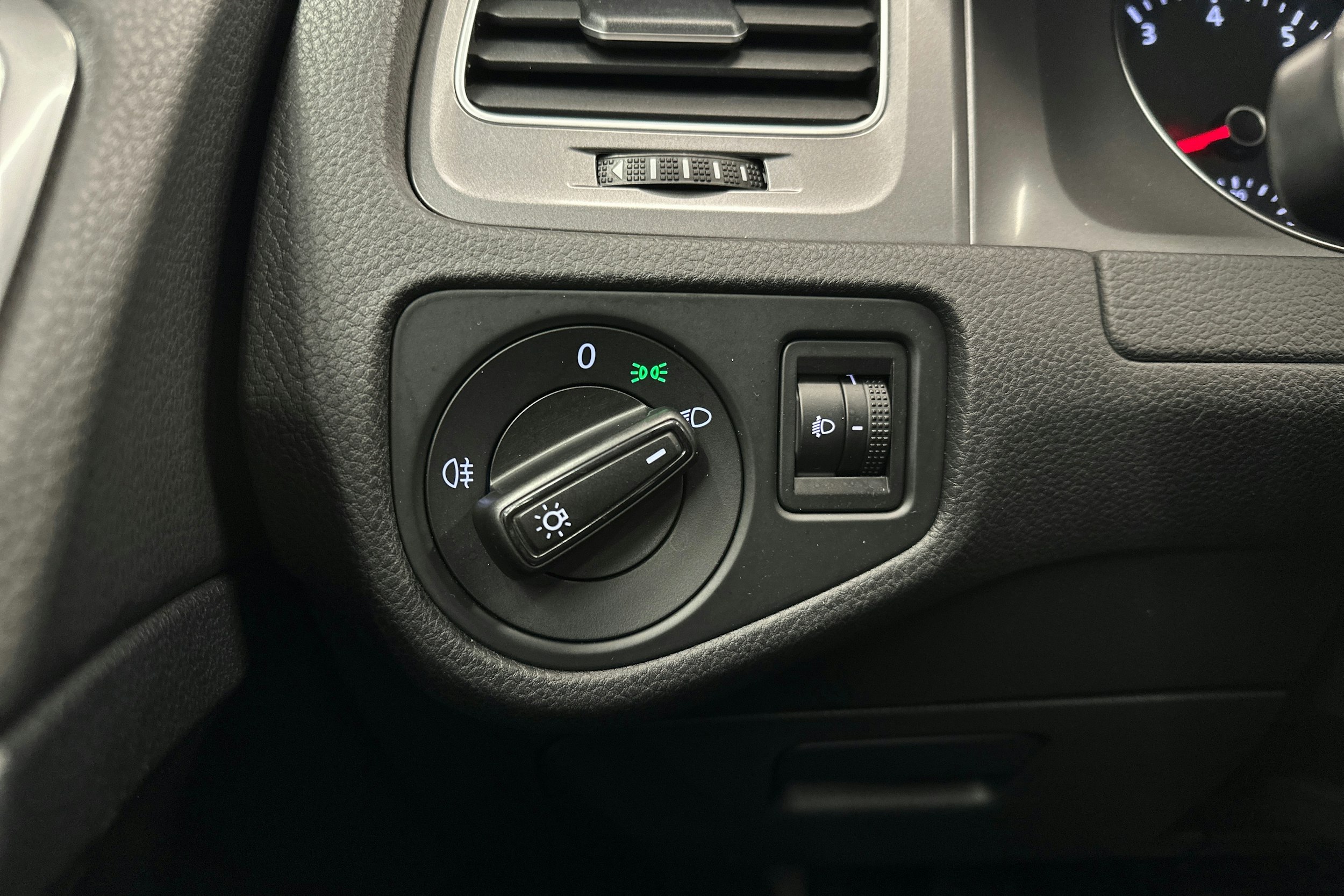 valkoinen Volkswagen Golf 2016 kuva 17.