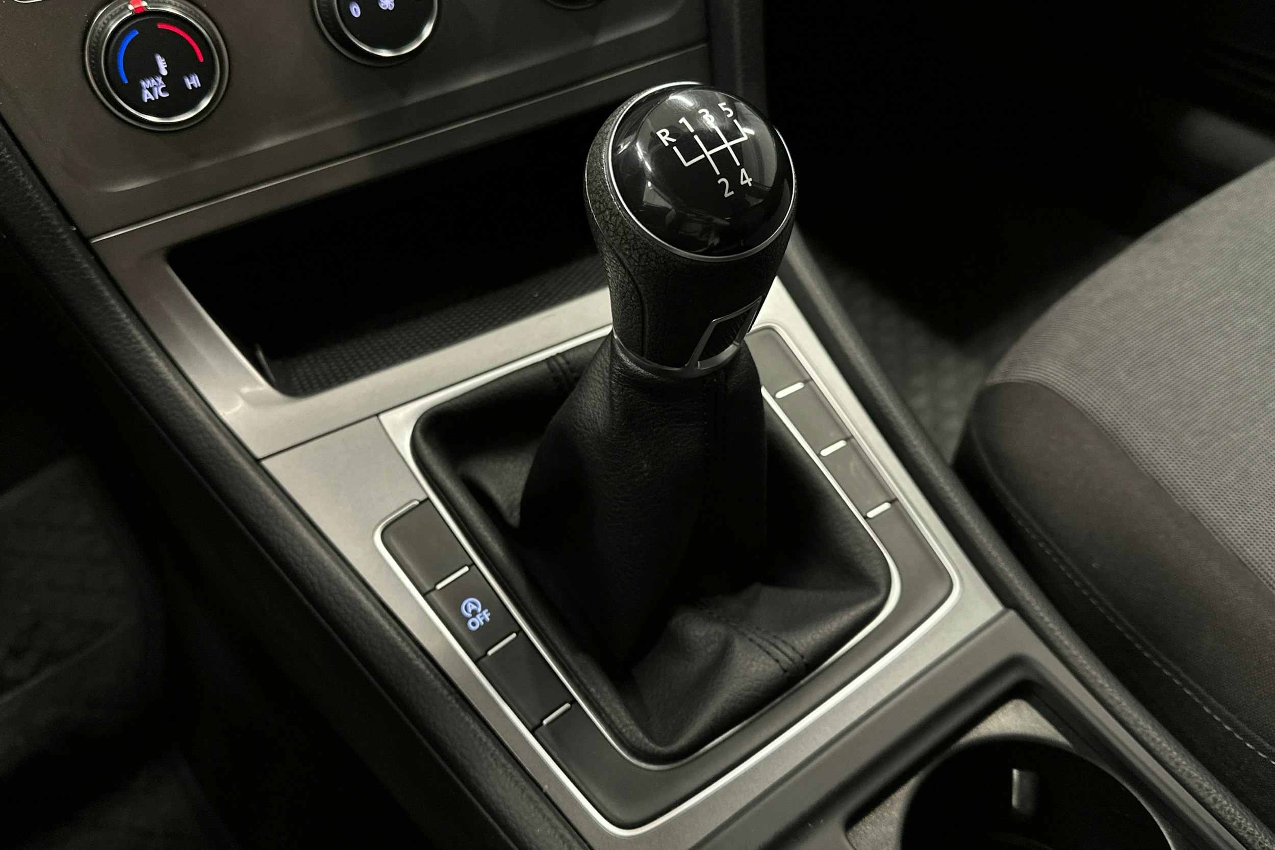 valkoinen Volkswagen Golf 2016 kuva 22.